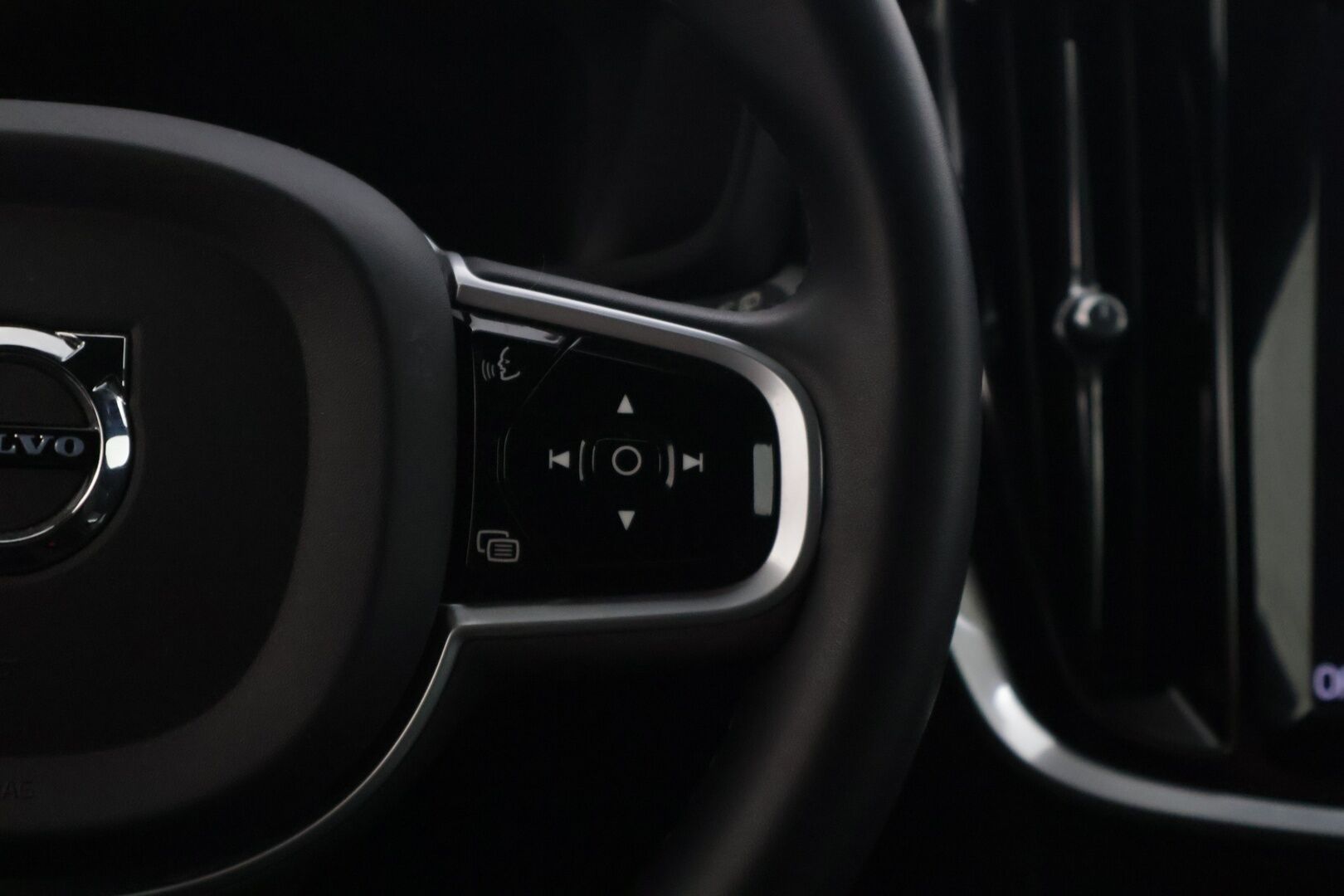 Volvo V60 2022 T6 AWD Long Range Plus Dark aut - KATSO VARUSTEET | ACC | R-Design sisä- ja ulkopaketti | Koukku | P.kamera | Ratinlämmitin | Sähk. Luukku | 
