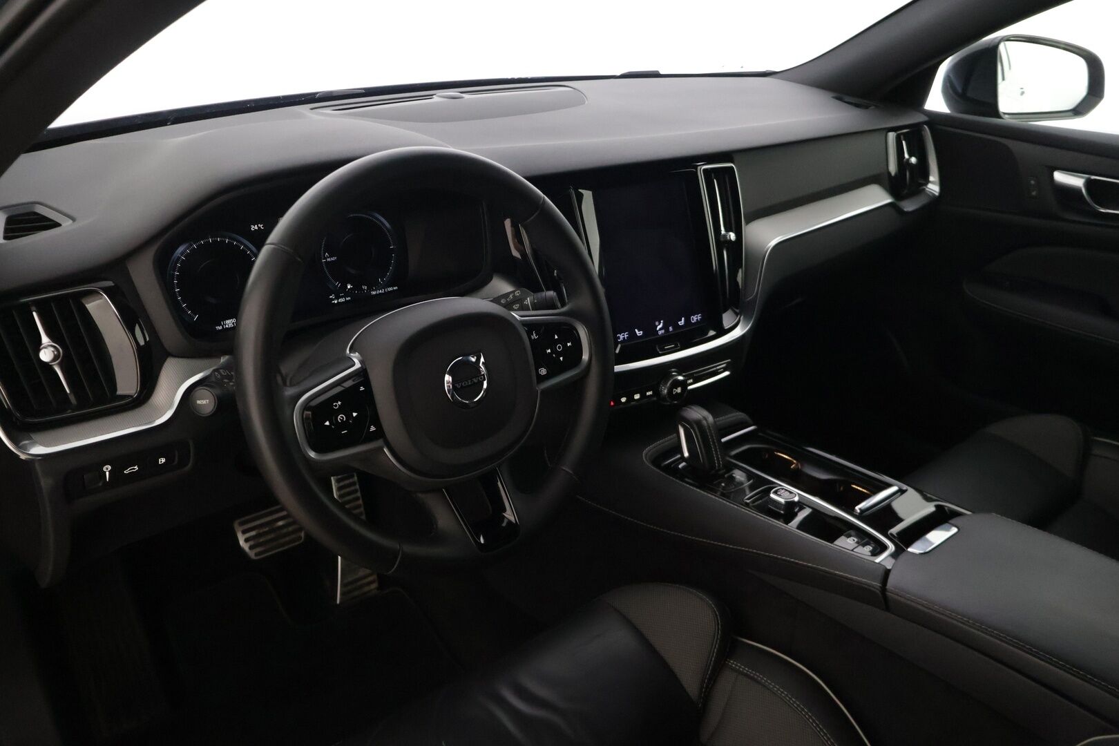 Volvo V60 2022 T6 AWD Long Range Plus Dark aut - KATSO VARUSTEET | ACC | R-Design sisä- ja ulkopaketti | Koukku | P.kamera | Ratinlämmitin | Sähk. Luukku | 