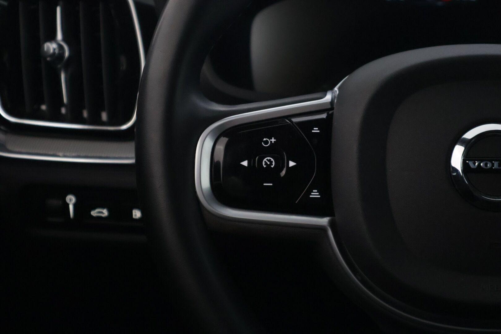 Volvo V60 2022 T6 AWD Long Range Plus Dark aut - KATSO VARUSTEET | ACC | R-Design sisä- ja ulkopaketti | Koukku | P.kamera | Ratinlämmitin | Sähk. Luukku | 