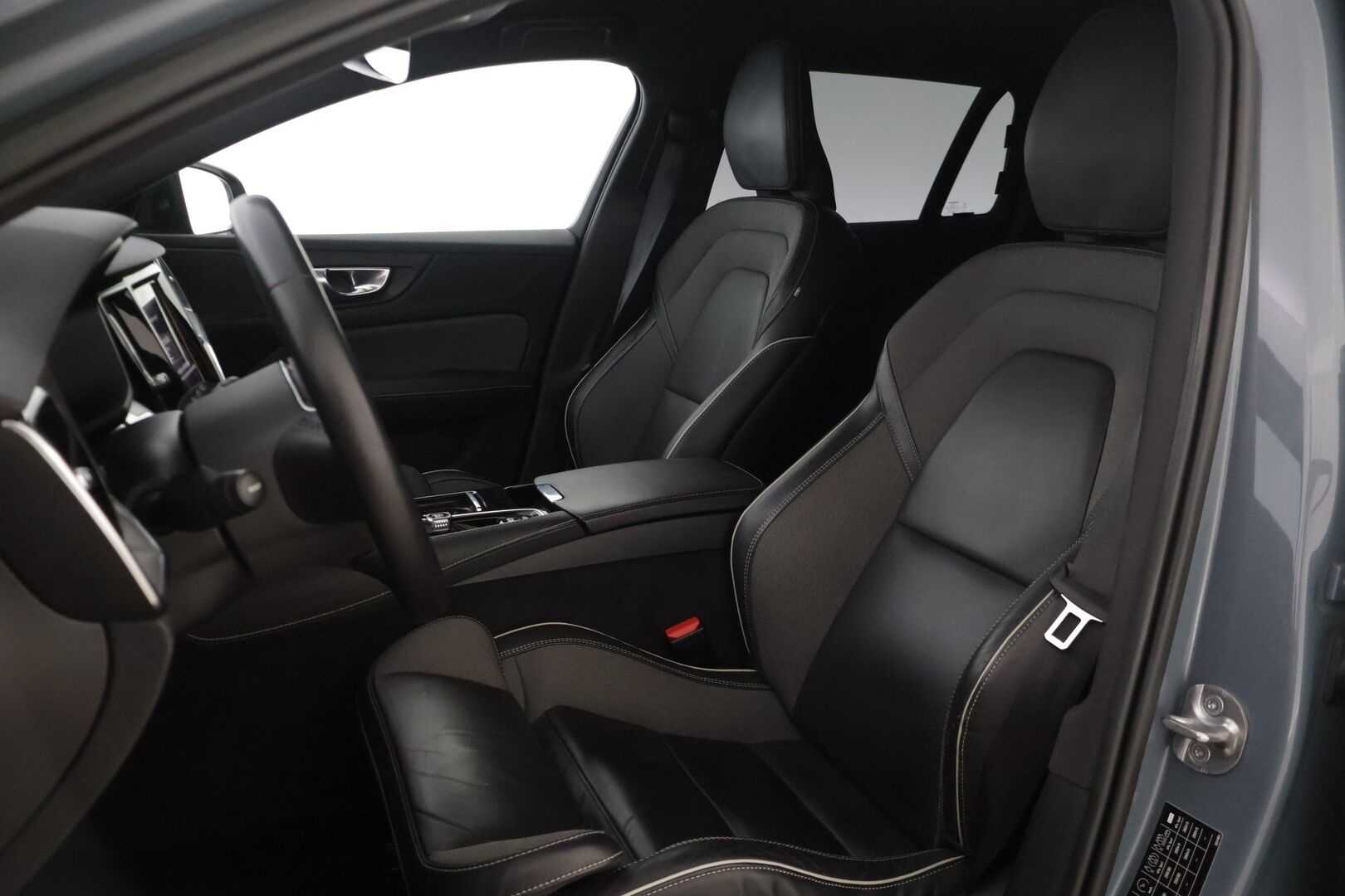 Volvo V60 2022 T6 AWD Long Range Plus Dark aut - KATSO VARUSTEET | ACC | R-Design sisä- ja ulkopaketti | Koukku | P.kamera | Ratinlämmitin | Sähk. Luukku | 