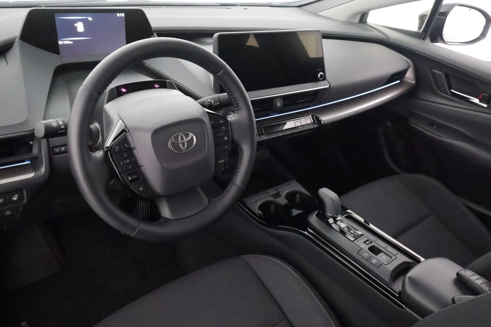 Toyota Prius Plug-in 2024 Hybrid Style - | ACC | P.Kamera | Sähköpenkki | Kaistavahti | Koti ja Kauppa laturit | Apple & Android | LED | Navi | Lämmitettävä ohjauspyörä | Kahdet renkaat | 1.om Suomi-auto | Merkkihuollot | 