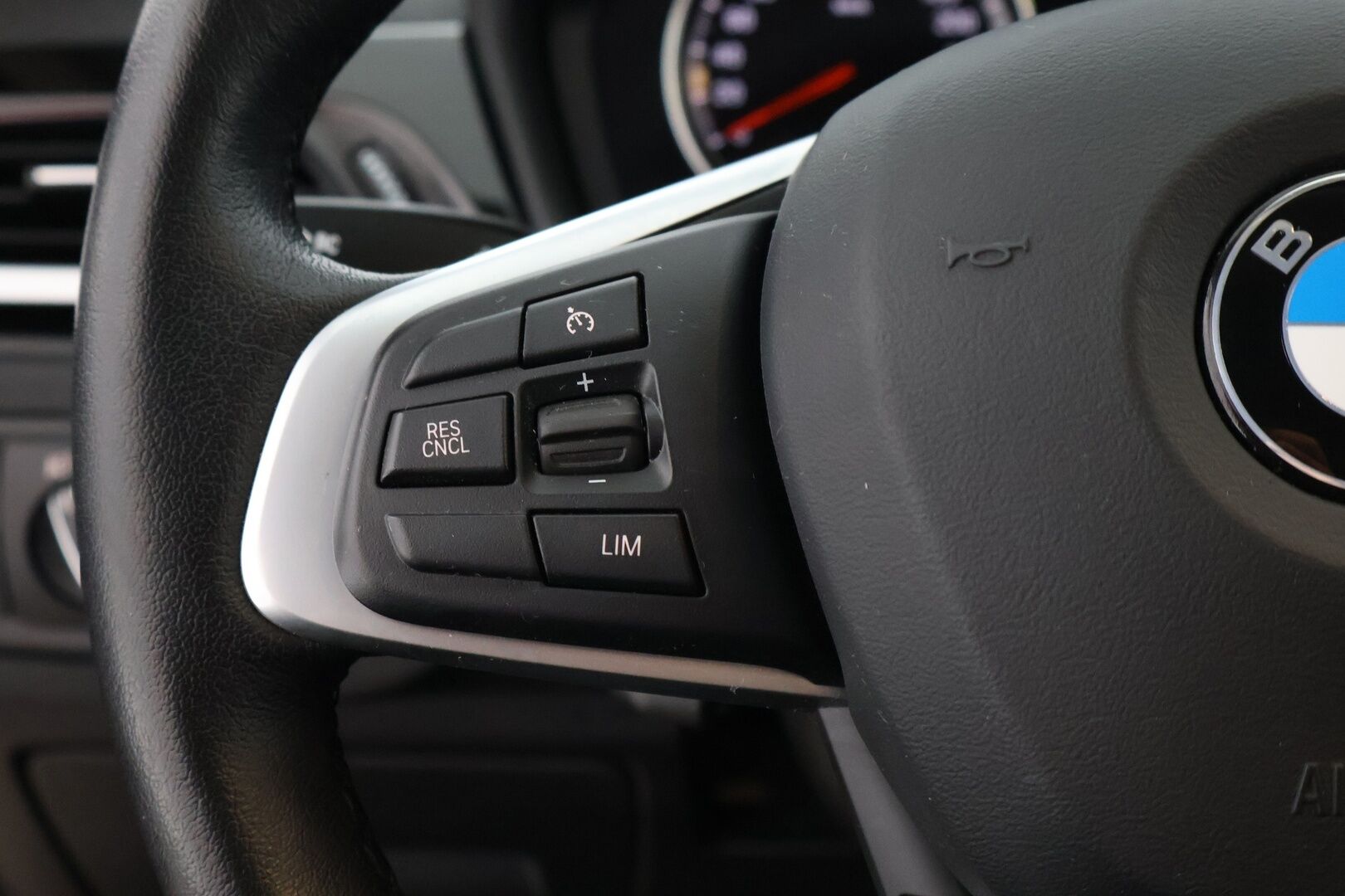 BMW X1 2020 F48 xDrive25e A Business Sport - Harman/Kardon | HUD | LED | Sporttipenkit | Vakkari | Tulossa myyntiin! 