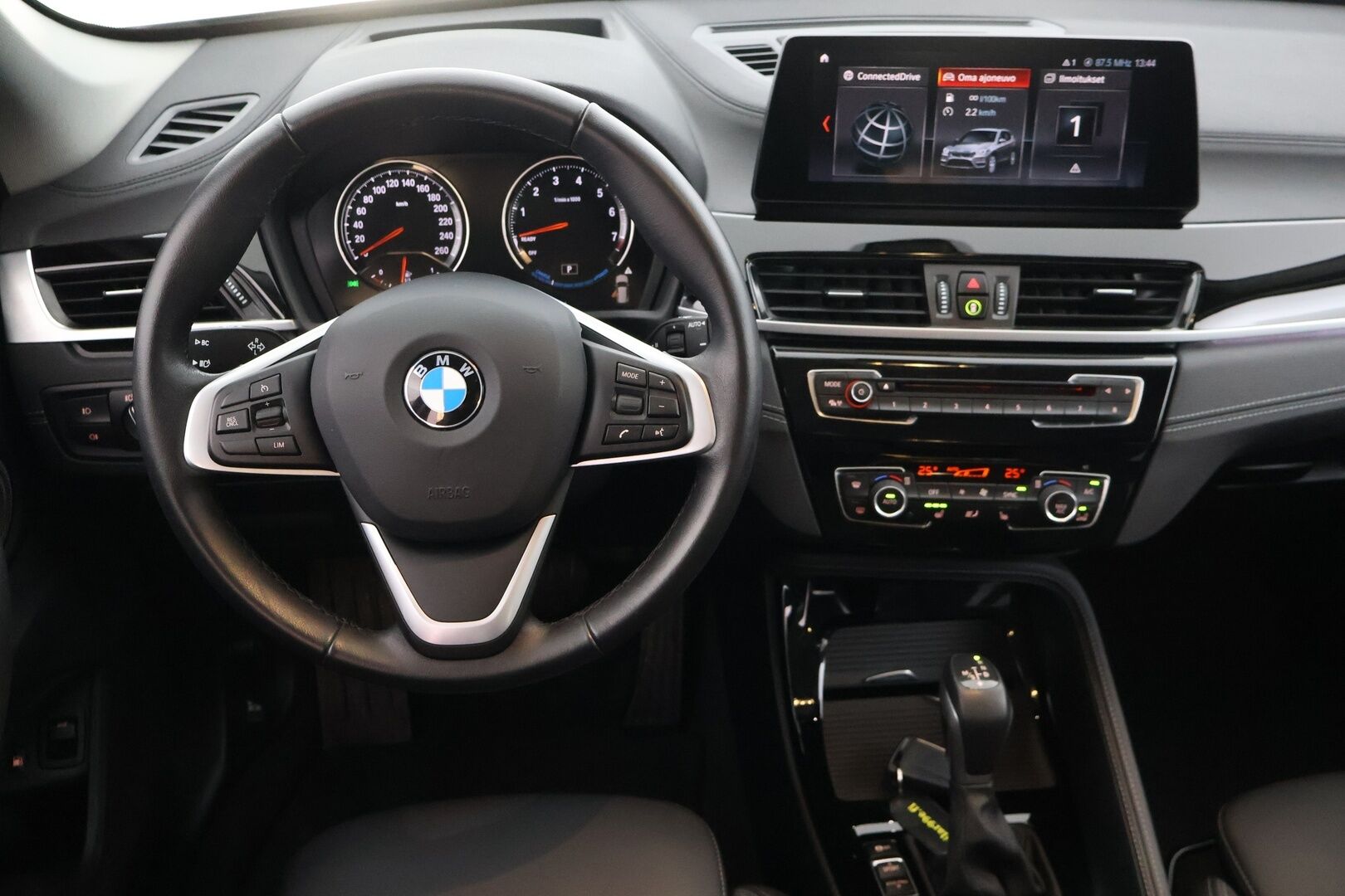 BMW X1 2020 F48 xDrive25e A Business Sport - Harman/Kardon | HUD | LED | Sporttipenkit | Vakkari | Tulossa myyntiin! 