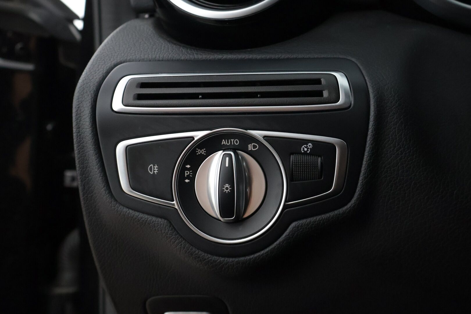 Mercedes-Benz C 2021 300 e A Business AMG Edition EQ Power * Burmester / Digimittaristo / ACC / Peruutuskamera / AMG / Koukku * - 3,99 % KORKOTARJOUS TÄHÄN AUTOON - Todella maltillisilla kilometreillä ja kovalla varustetasolla oleva yksilö! 