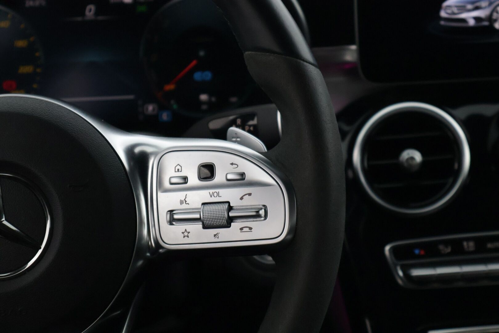 Mercedes-Benz C 2021 300 e A Business AMG Edition EQ Power * Burmester / Digimittaristo / ACC / Peruutuskamera / AMG / Koukku * - 3,99 % KORKOTARJOUS TÄHÄN AUTOON - Todella maltillisilla kilometreillä ja kovalla varustetasolla oleva yksilö! 