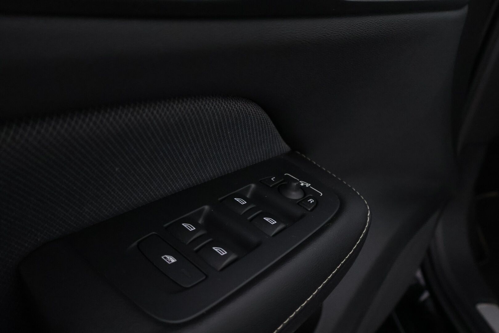 Volvo V60 2019 T8 AWD R-Design aut - Webasto | ACC | Nahka-Alcantara | Panorama | Peruutuskamera | Full LED | Sähköluukku | Huippuvarusteet | Juuri tullut Tampereelle!