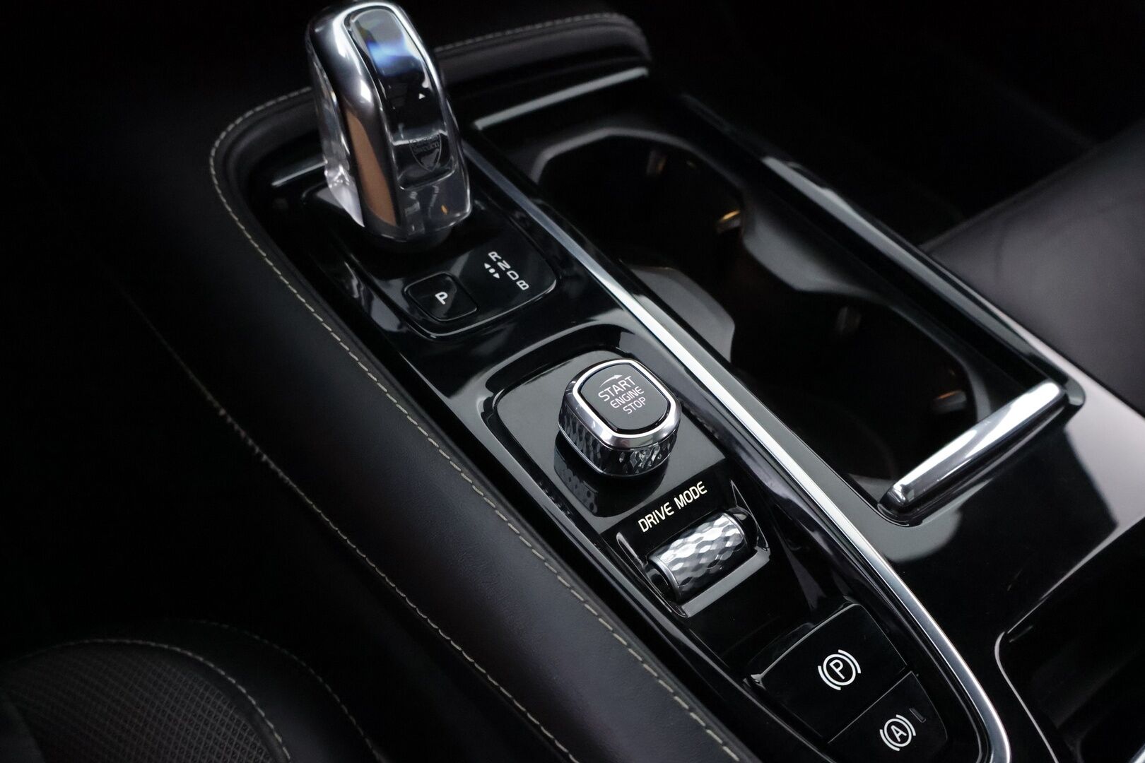 Volvo V60 2019 T8 AWD R-Design aut - Webasto | ACC | Nahka-Alcantara | Panorama | Peruutuskamera | Full LED | Sähköluukku | Huippuvarusteet | Juuri tullut Tampereelle!