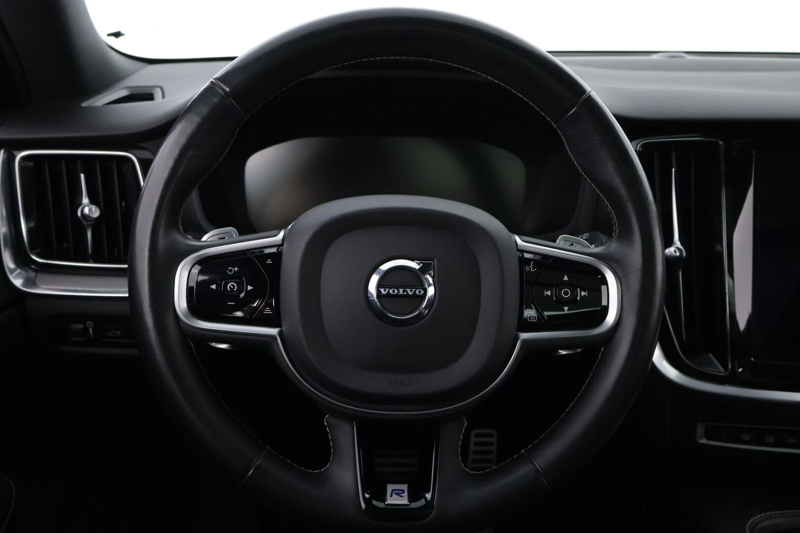 Volvo V60 2019 T8 AWD R-Design aut - Webasto | ACC | Nahka-Alcantara | Panorama | Peruutuskamera | Full LED | Sähköluukku | Huippuvarusteet | Juuri tullut Tampereelle!