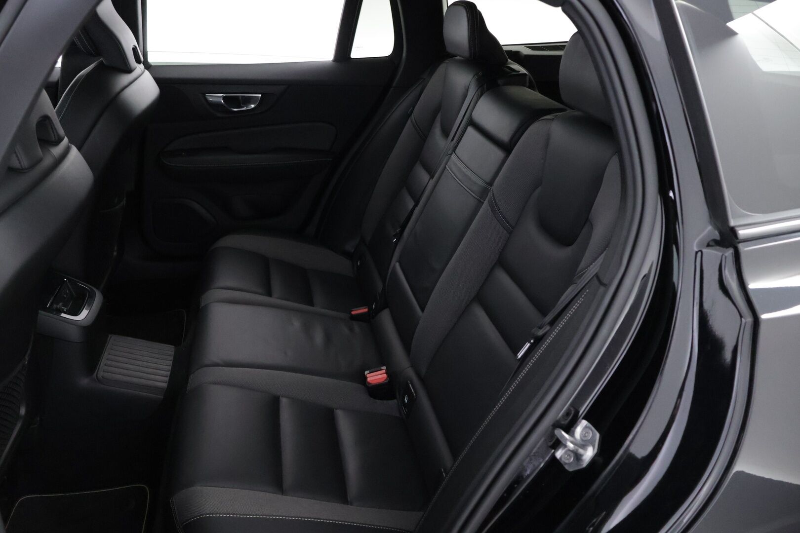 Volvo V60 2019 T8 AWD R-Design aut - Webasto | ACC | Nahka-Alcantara | Panorama | Peruutuskamera | Full LED | Sähköluukku | Huippuvarusteet | Juuri tullut Tampereelle!