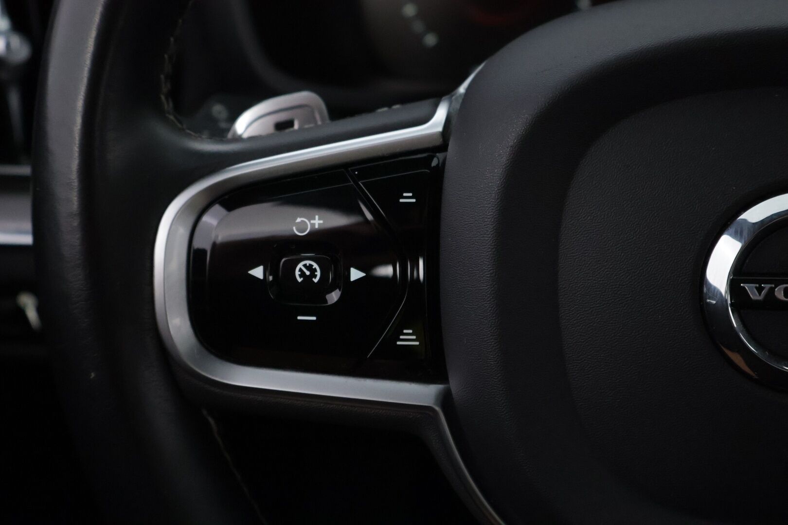 Volvo V60 2019 T8 AWD R-Design aut - Webasto | ACC | Nahka-Alcantara | Panorama | Peruutuskamera | Full LED | Sähköluukku | Huippuvarusteet | Juuri tullut Tampereelle!