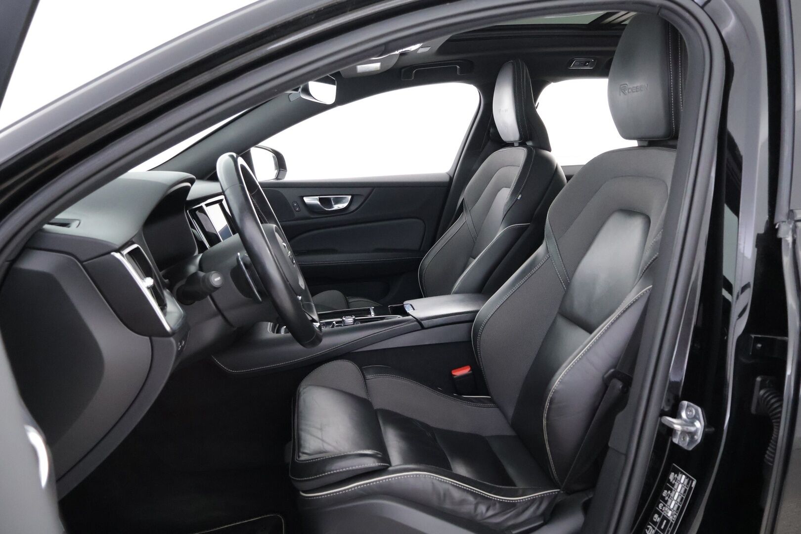Volvo V60 2019 T8 AWD R-Design aut - Webasto | ACC | Nahka-Alcantara | Panorama | Peruutuskamera | Full LED | Sähköluukku | Huippuvarusteet | Juuri tullut Tampereelle!