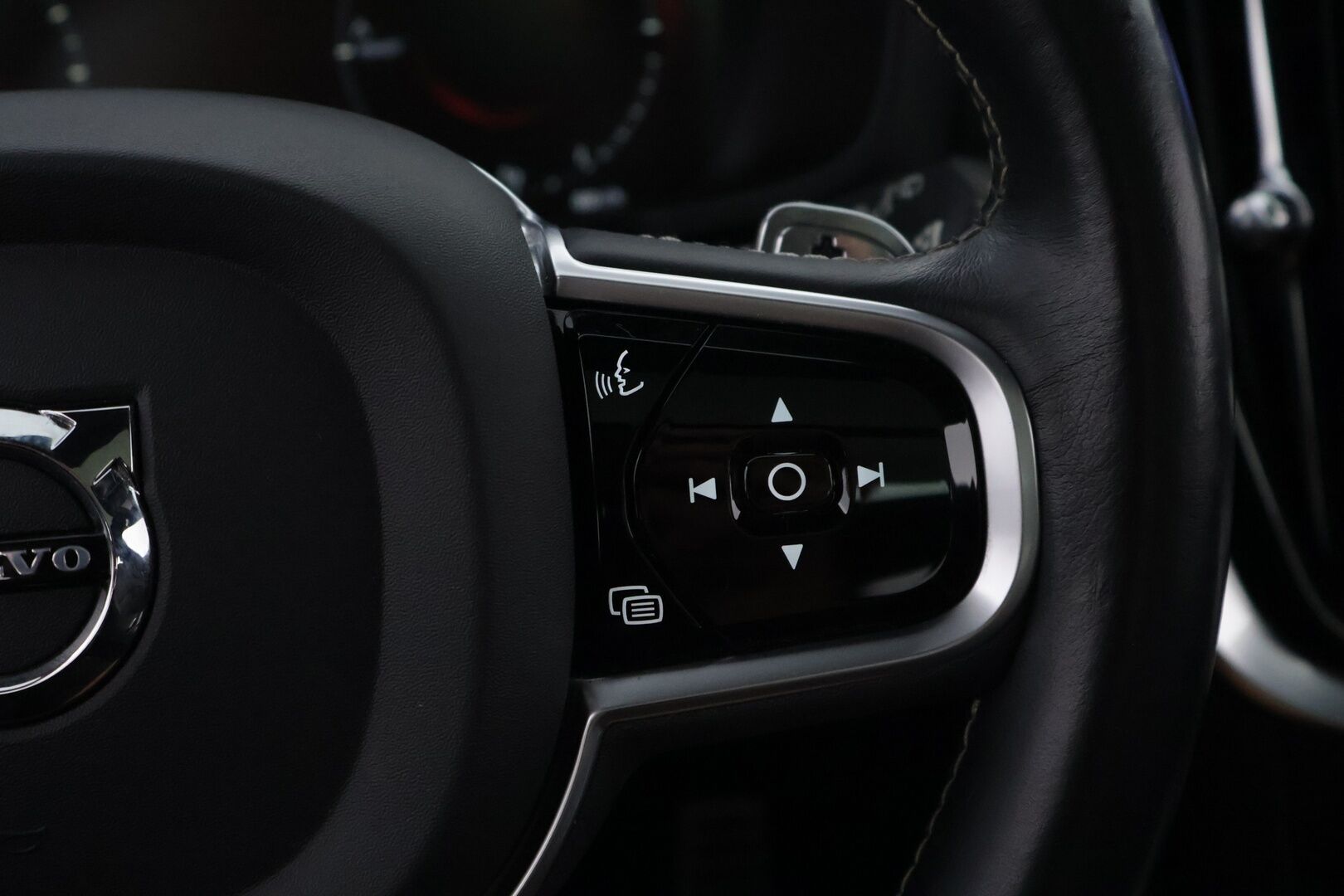 Volvo V60 2019 T8 AWD R-Design aut - Webasto | ACC | Nahka-Alcantara | Panorama | Peruutuskamera | Full LED | Sähköluukku | Huippuvarusteet | Juuri tullut Tampereelle!
