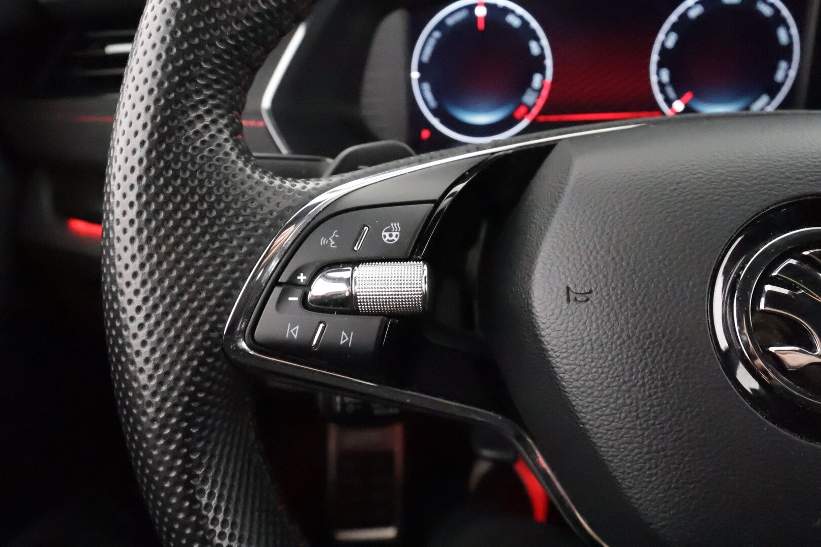 Skoda Octavia 2024 Combi 1.4 TSI PHEV RS iV DSG * ACC / P.kamera / Matrix LED / Muistipenkit hieronnalla / Navi / Webasto / KeylessGo / Sähköluukku * - 1.Om Suomi-auto / Kahdet renkaat aluvanteilla / Merkkihuollettu - HULLU BLACKWEEK KORKOTARJOUS 2,49%