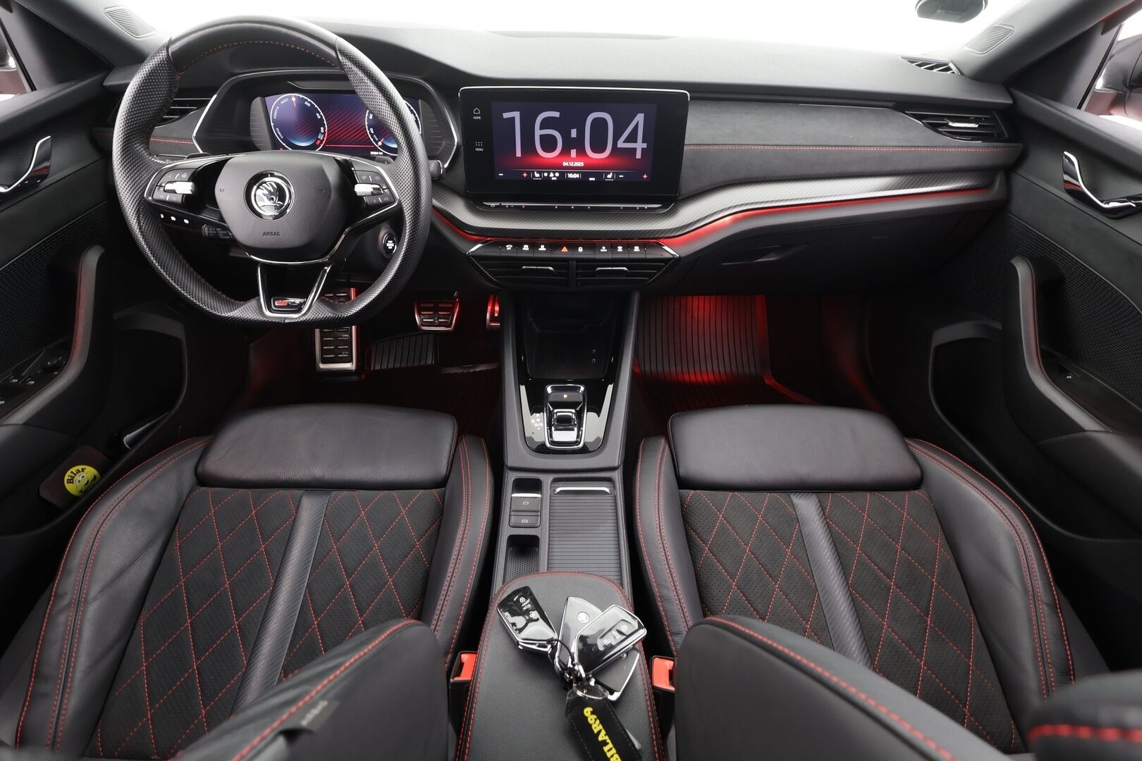 Skoda Octavia 2024 Combi 1.4 TSI PHEV RS iV DSG * ACC / P.kamera / Matrix LED / Muistipenkit hieronnalla / Navi / Webasto / KeylessGo / Sähköluukku * - 1.Om Suomi-auto / Akku kuntoatarkistettu / Kahdet renkaat aluvanteilla / Merkkihuollettu