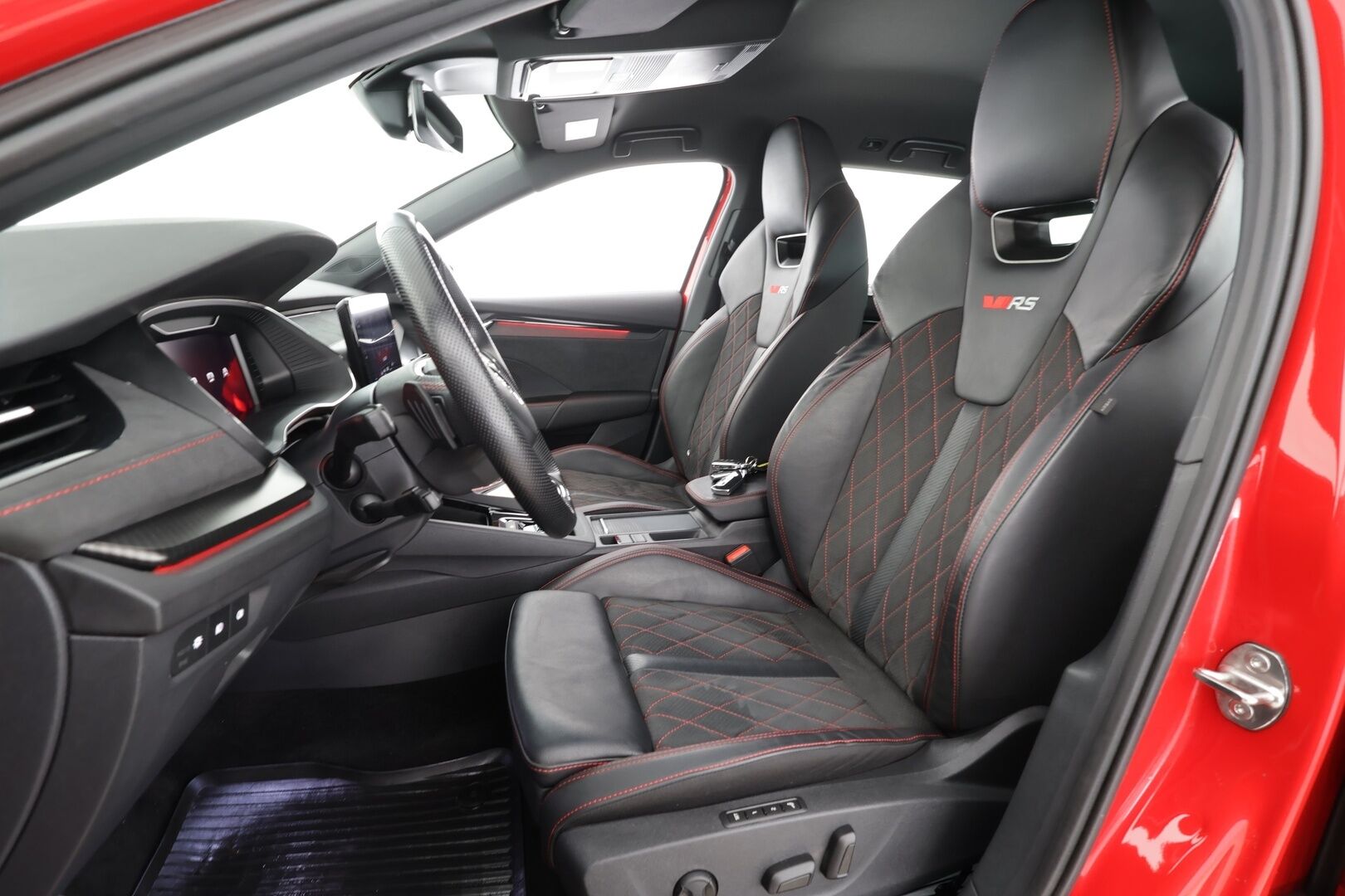 Skoda Octavia 2024 Combi 1.4 TSI PHEV RS iV DSG * ACC / P.kamera / Matrix LED / Muistipenkit hieronnalla / Navi / Webasto / KeylessGo / Sähköluukku * - 1.Om Suomi-auto / Akku kuntoatarkistettu / Kahdet renkaat aluvanteilla / Merkkihuollettu