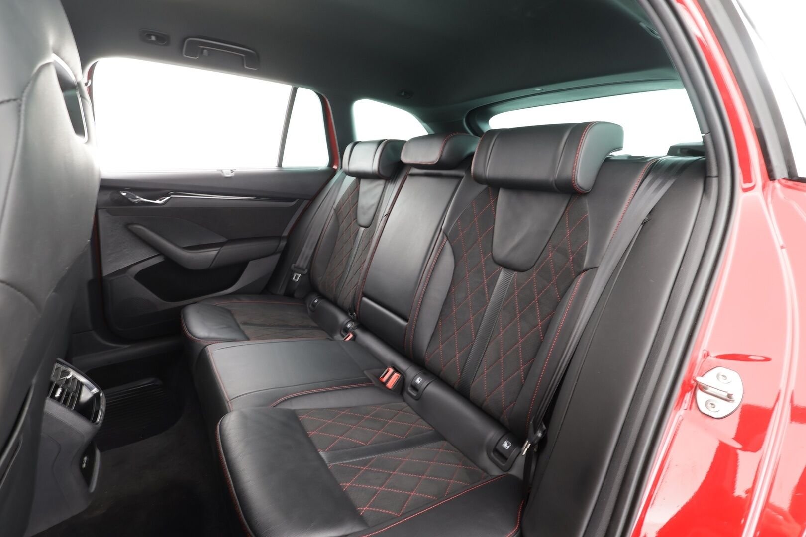 Skoda Octavia 2024 Combi 1.4 TSI PHEV RS iV DSG * ACC / P.kamera / Matrix LED / Muistipenkit hieronnalla / Navi / Webasto / KeylessGo / Sähköluukku * - 1.Om Suomi-auto / Akku kuntoatarkistettu / Kahdet renkaat aluvanteilla / Merkkihuollettu