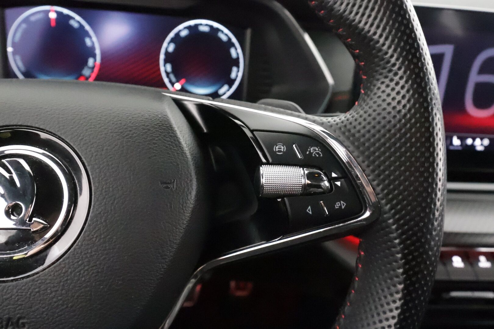 Skoda Octavia 2024 Combi 1.4 TSI PHEV RS iV DSG * ACC / P.kamera / Matrix LED / Muistipenkit hieronnalla / Navi / Webasto / KeylessGo / Sähköluukku * - 1.Om Suomi-auto / Akku kuntoatarkistettu / Kahdet renkaat aluvanteilla / Merkkihuollettu