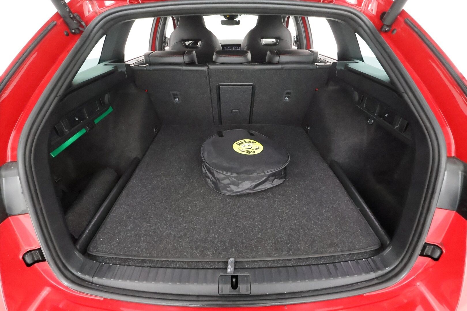 Skoda Octavia 2024 Combi 1.4 TSI PHEV RS iV DSG * ACC / P.kamera / Matrix LED / Muistipenkit hieronnalla / Navi / Webasto / KeylessGo / Sähköluukku * - 1.Om Suomi-auto / Akku kuntoatarkistettu / Kahdet renkaat aluvanteilla / Merkkihuollettu