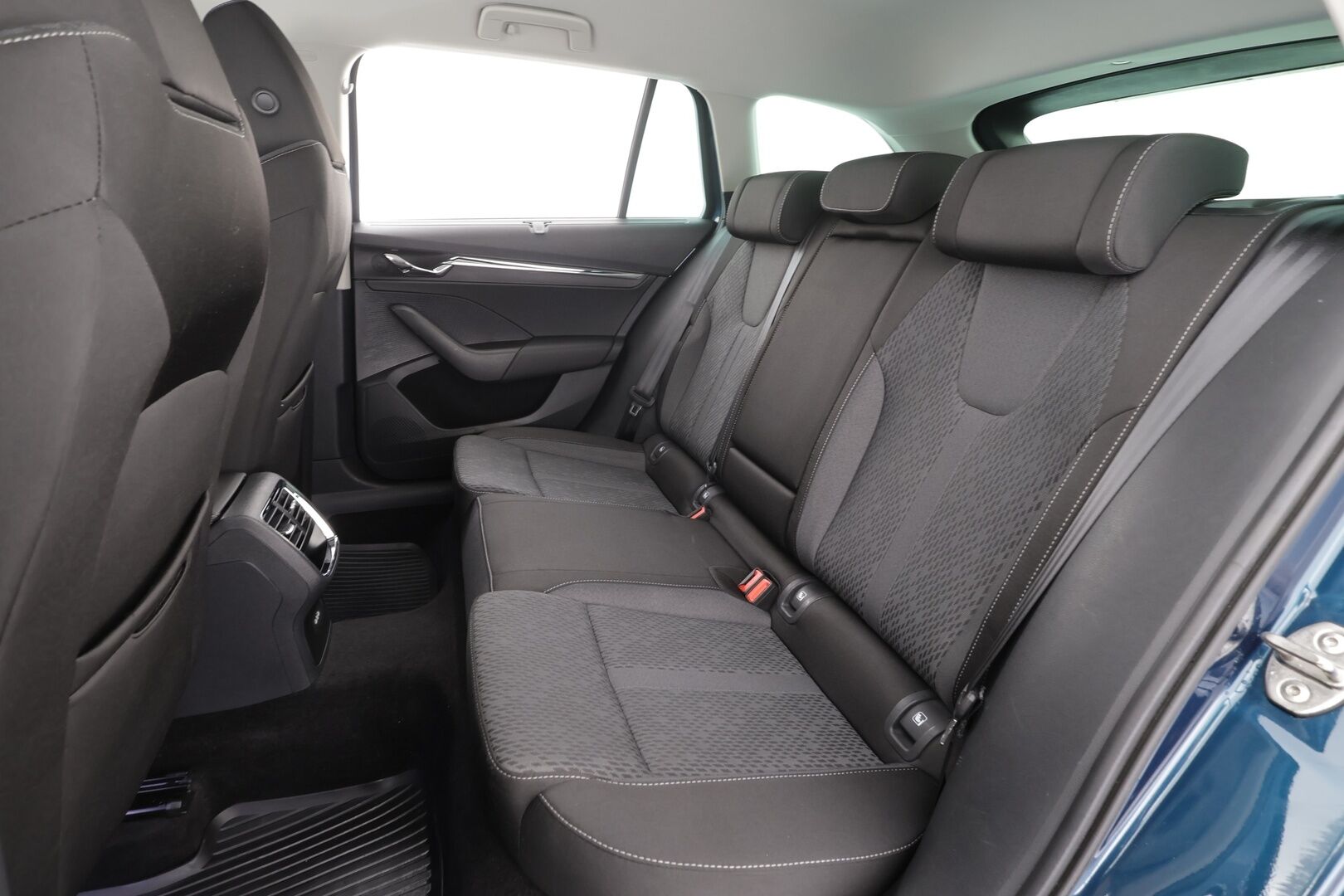 Skoda Octavia 2024 Combi 1.4 TSI PHEV Style iV DSG * ACC / HUD / Matrix LED / Hierovat penkit / Webasto / Navi * - 1.Om Suomi-auto / Digimittaristo / Akku kuntotarkastettu / Kahdet renkaat aluvanteilla