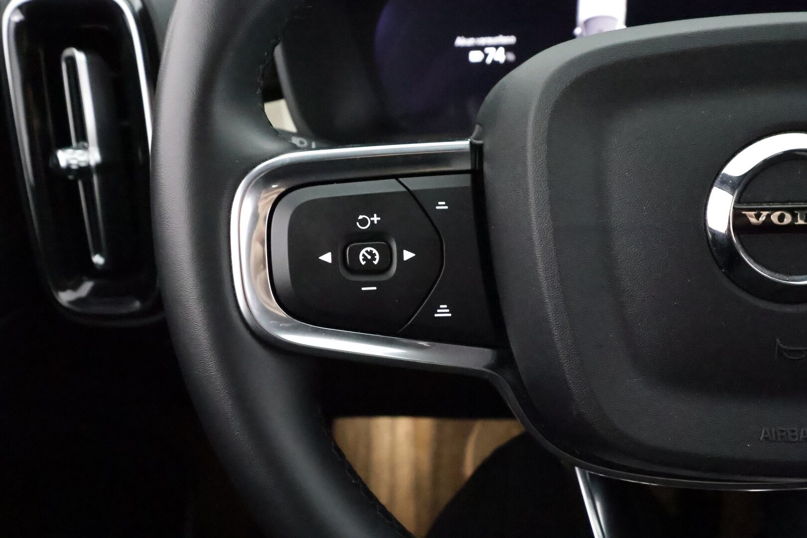 Volvo XC40 2024 Recharge Single Plus Extended Range - | ACC | Pilot assist | P.kamera | LED | Digimittaristo | Lämpöpumppu | Sporttipenkit | Keyless | Kahdet renkaat | 1.om Suomi-auto |