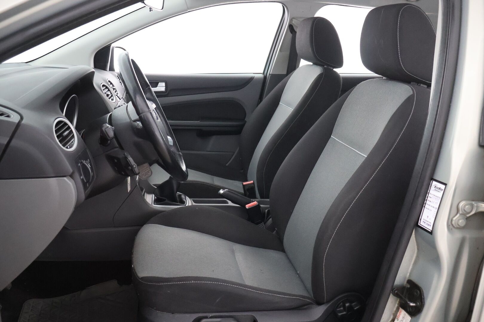 Ford Focus 2010 1,8 125 hv FlexiFuel Trend Design M5 Wagon / YritysOutlet - Myydään vain yrityksille - Tuore Leima / 2x renkaat ja huoltokirja!