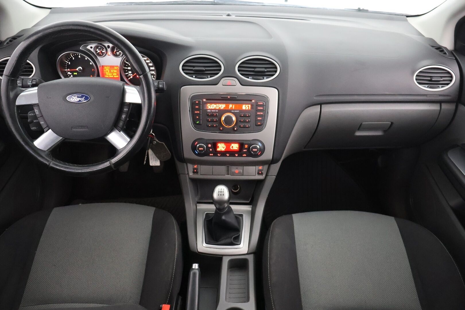 Ford Focus 2010 1,8 125 hv FlexiFuel Trend Design M5 Wagon / YritysOutlet - Myydään vain yrityksille - Tuore Leima / 2x renkaat ja huoltokirja!