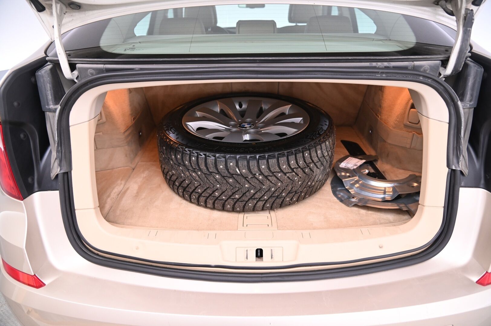BMW 530 2010 A F07 Gran Turismo - Suomi-auto | Vetokoukku | Prof. Navi | Lohko | 2x renkaat&aluvantein