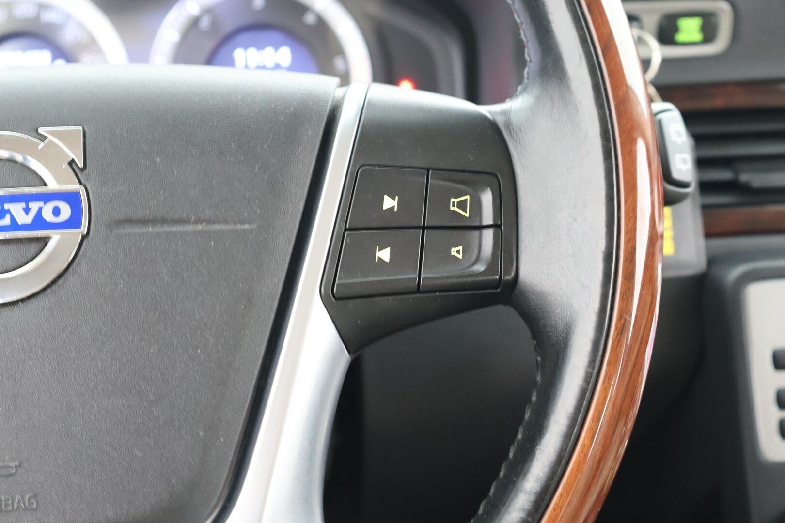 Volvo V70 2010 2,4D Summum aut - Suomi auto | ACC | Blis | Muistipenkki | Nahat | Kattavat huollot | 2x renkaat