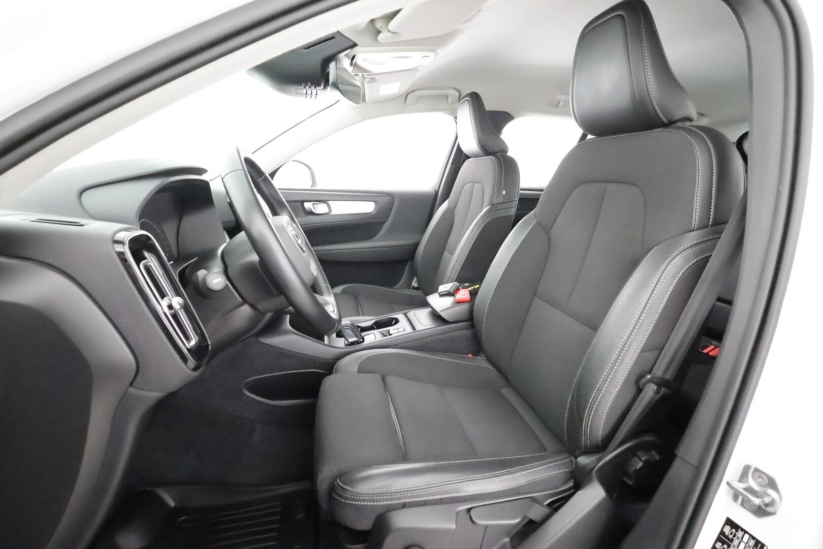 Volvo XC40 2020 T3 Business aut * Webasto / Koukku / ACC / LED / P.Tutkat / Kaistavahti / Keyless * - Suomi-auto / Kahdet renkaat aluvanteilla