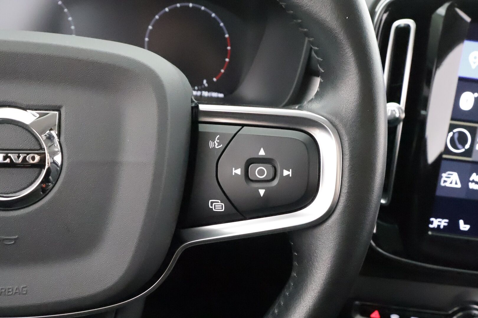 Volvo XC40 2020 T3 Business aut * Webasto / Koukku / ACC / LED / P.Tutkat / Kaistavahti / Keyless * - Suomi-auto / Kahdet renkaat aluvanteilla