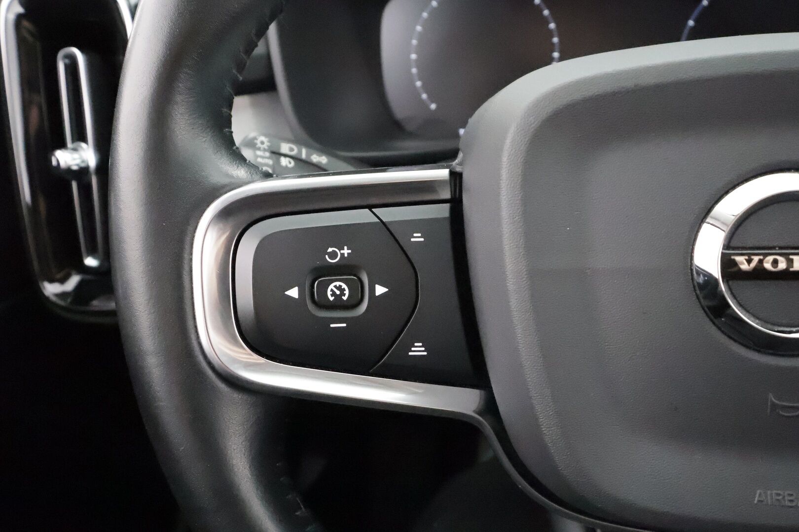 Volvo XC40 2020 T3 Business aut * Webasto / Koukku / ACC / LED / P.Tutkat / Kaistavahti / Keyless * - Suomi-auto / Kahdet renkaat aluvanteilla