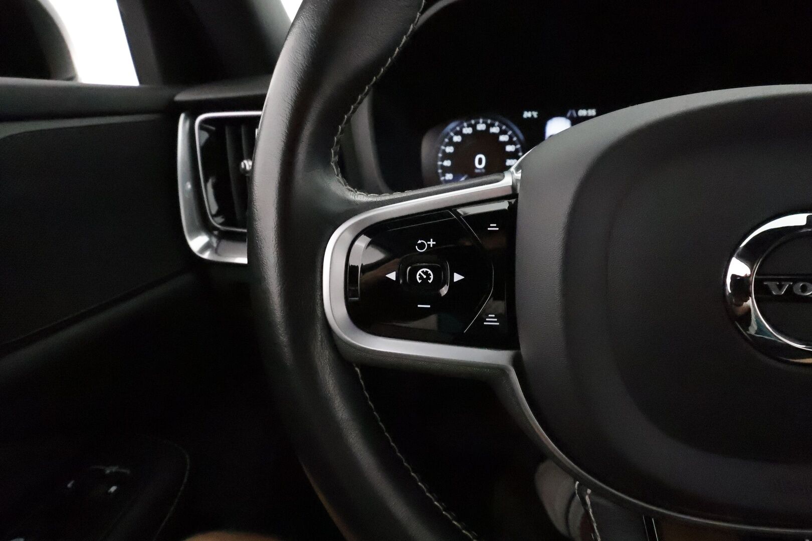 Volvo V60 2021 D3 AWD Business R-Design aut **Webasto / Koukku / Adapt.Vakkari / LED-valot / P.Kamera / Sporttipenkki Muistilla** - 3,99 % KORKOTARJOUS TÄHÄN AUTOON - 1-om Suomi-auto / Kahdet Renkaat