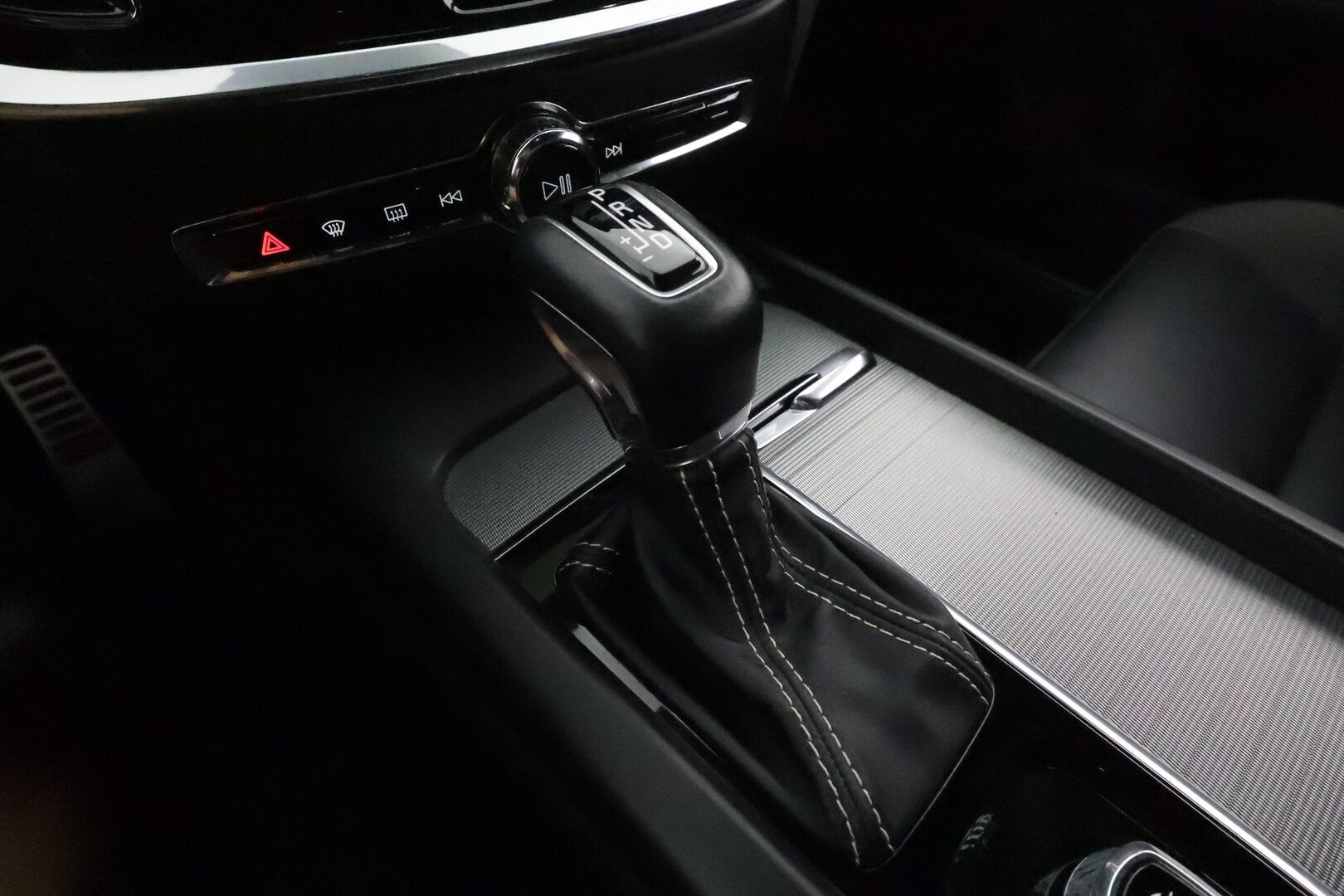 Volvo V60 2021 D3 AWD Business R-Design aut **Webasto / Koukku / Adapt.Vakkari / LED-valot / P.Kamera / Sporttipenkki Muistilla** - 3,99 % KORKOTARJOUS TÄHÄN AUTOON - 1-om Suomi-auto / Kahdet Renkaat