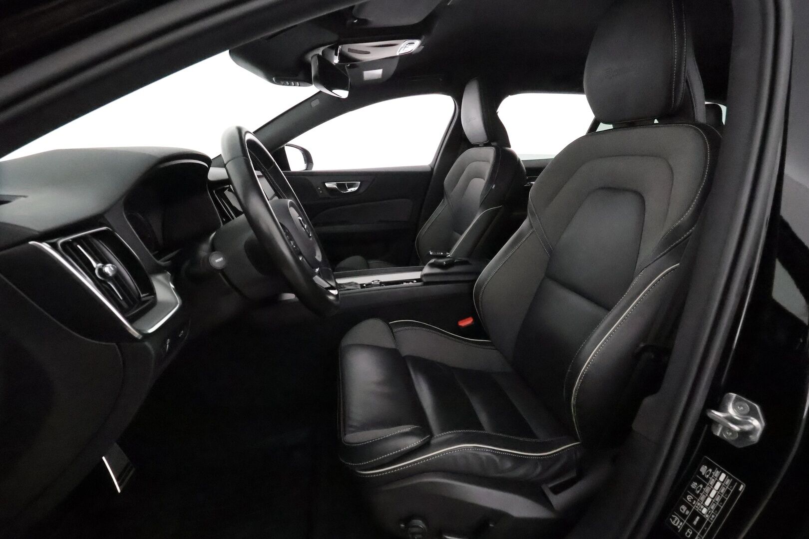 Volvo V60 2021 D3 AWD Business R-Design aut **Webasto / Koukku / Adapt.Vakkari / LED-valot / P.Kamera / Sporttipenkki Muistilla** - 3,99 % KORKOTARJOUS TÄHÄN AUTOON - 1-om Suomi-auto / Kahdet Renkaat