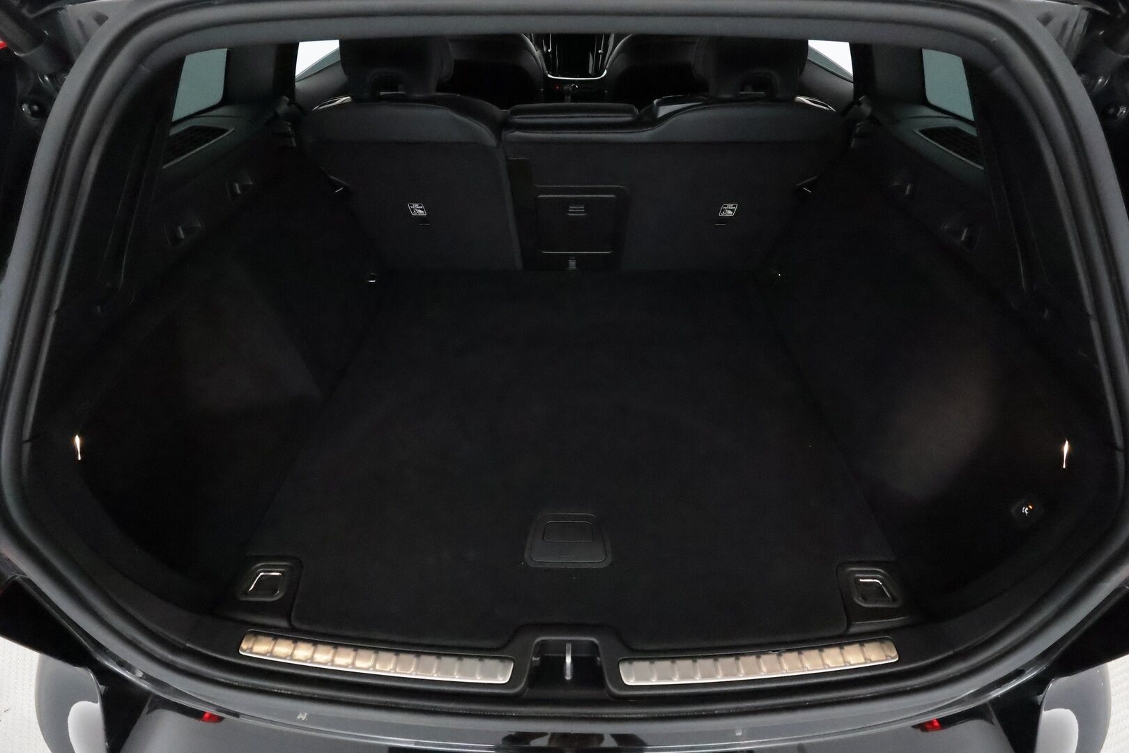 Volvo V60 2021 D3 AWD Business R-Design aut **Webasto / Koukku / Adapt.Vakkari / LED-valot / P.Kamera / Sporttipenkki Muistilla** - 3,99 % KORKOTARJOUS TÄHÄN AUTOON - 1-om Suomi-auto / Kahdet Renkaat