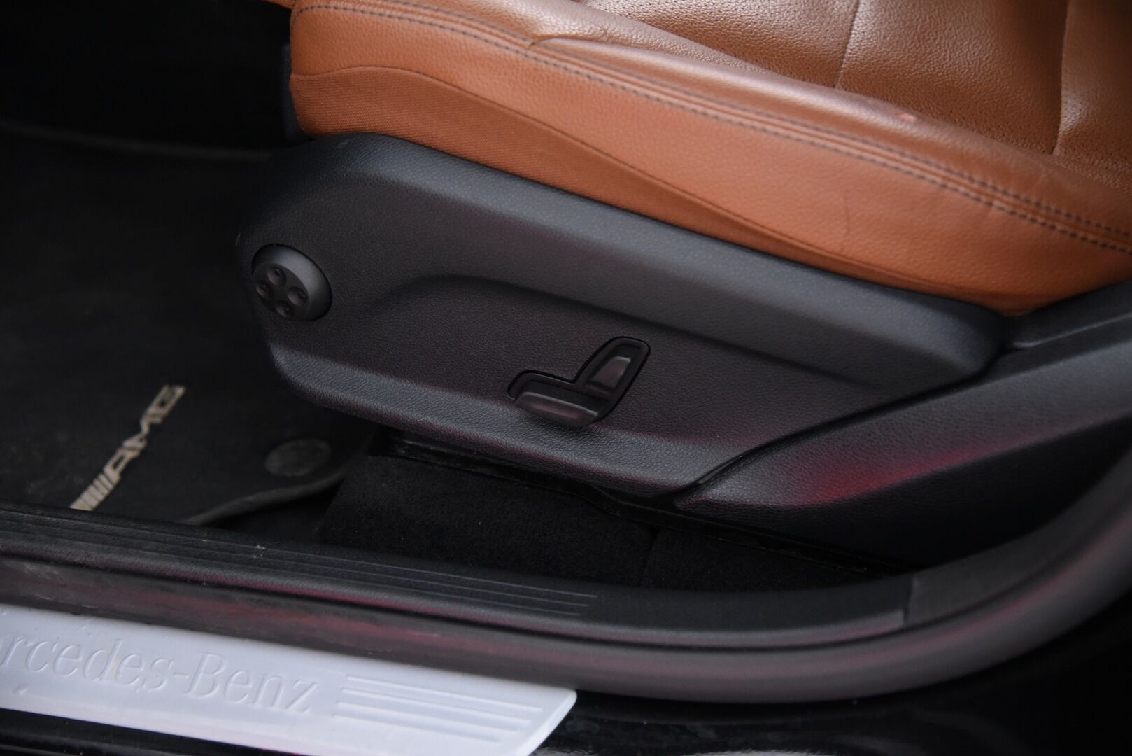 Mercedes-Benz GLC 2020 300 e 4MATIC A Business AMG Coupé EQ Power / Distronic Pro / Nahkasisusta / P-kamera / LED / - AMG Sisä- ja ulkopaketilla! / Apple & Android / 2x Vanteet 