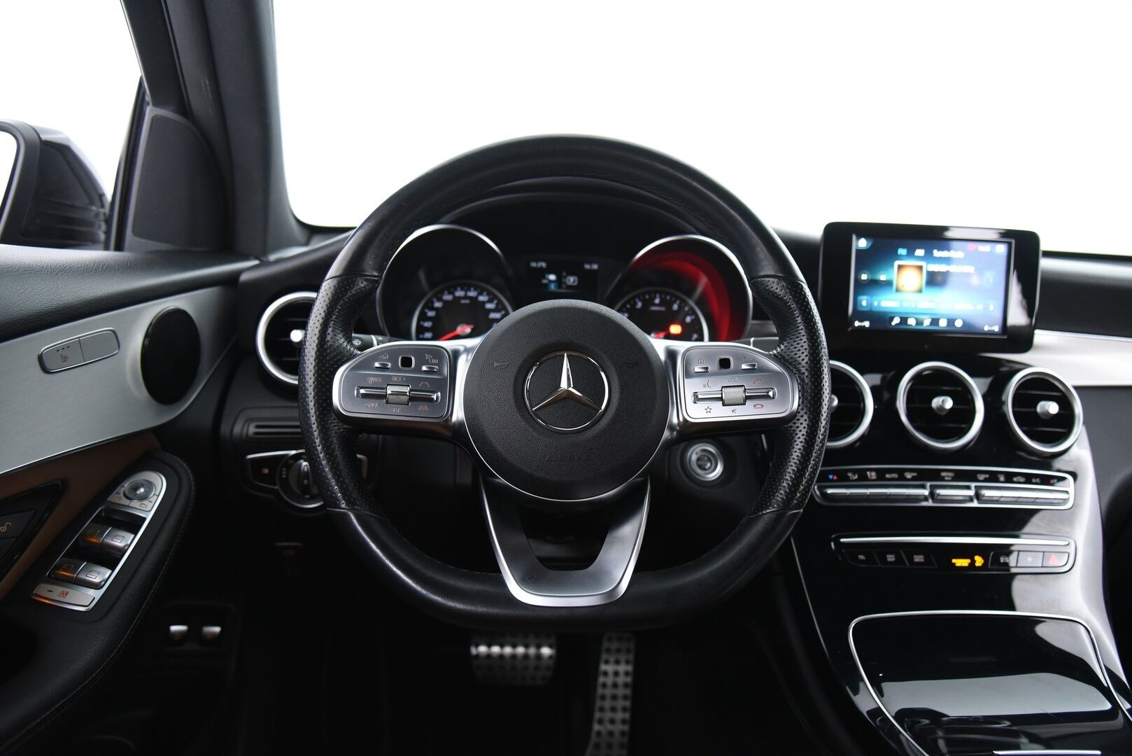 Mercedes-Benz GLC 2020 300 e 4MATIC A Business AMG Coupé EQ Power * Distronic Pro / Nahkasisusta / P-kamera / LED * - AMG Sisä- ja ulkopaketilla! / Apple & Android / 2x Vanteet 