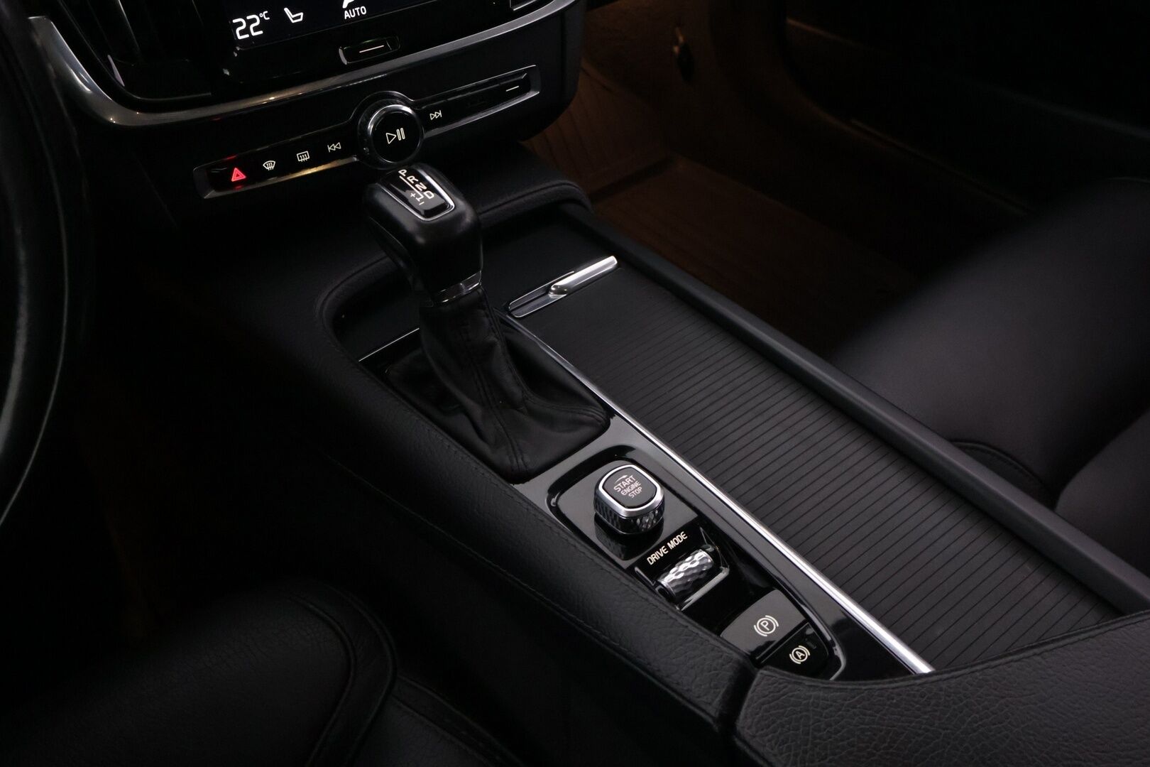 Volvo V90 Cross Country 2018 D4 AWD Business aut * Nahkapenkit / VOC / Blis / Adapt. vakkari / Koukku / Navi / Led * - Tilava perheauto / Taloudellinen / Mukavasti varusteltu / Jakopää 268tkm - Osta nyt, maksa vasta ensi vuonna