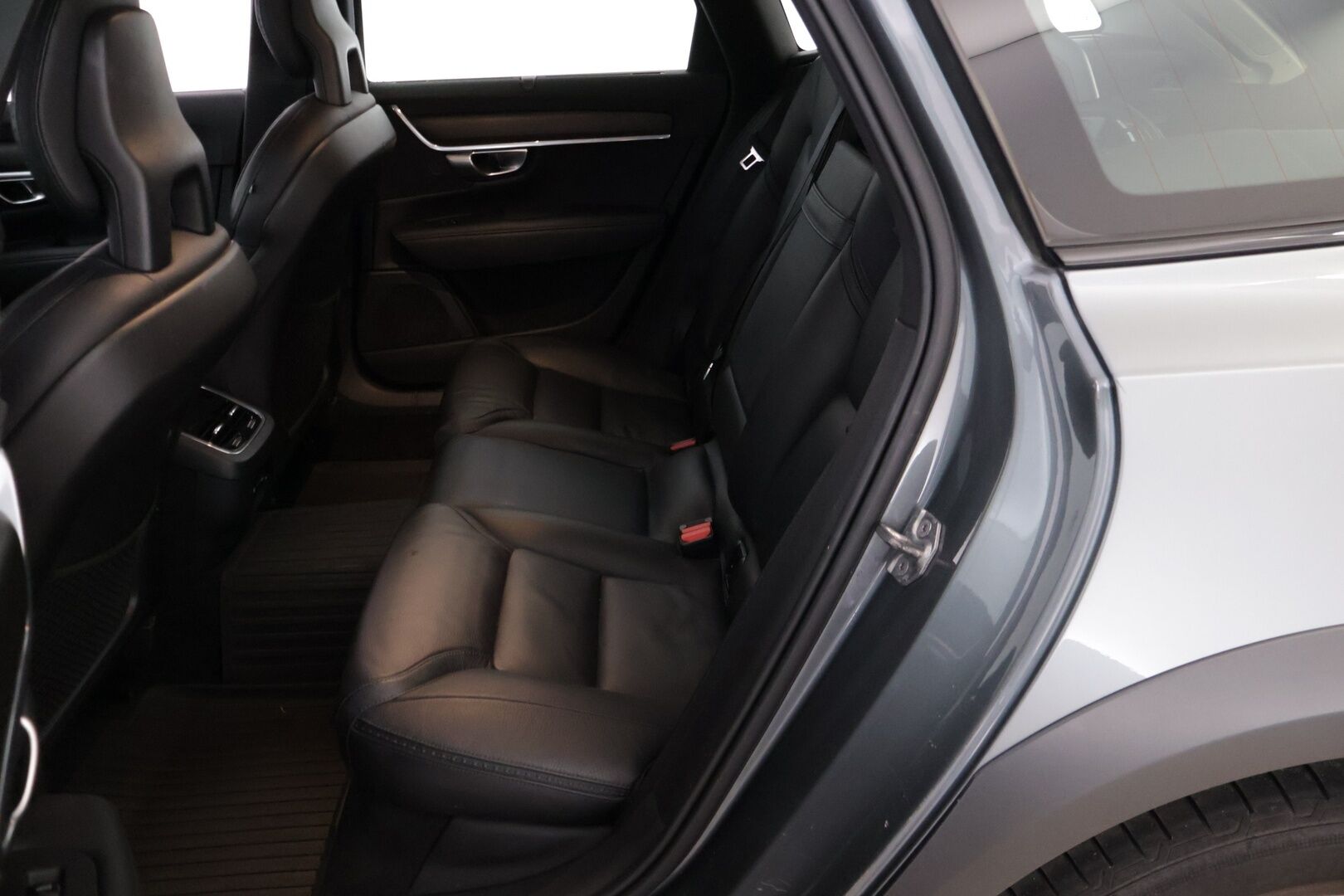 Volvo V90 Cross Country 2017 D4 AWD Business aut * Nahkapenkit / VOC / Blis / Adapt. vakkari / Koukku / Navi / Led * - Tilava perheauto / Taloudellinen / Mukavasti varusteltu / Jakopää 268tkm
