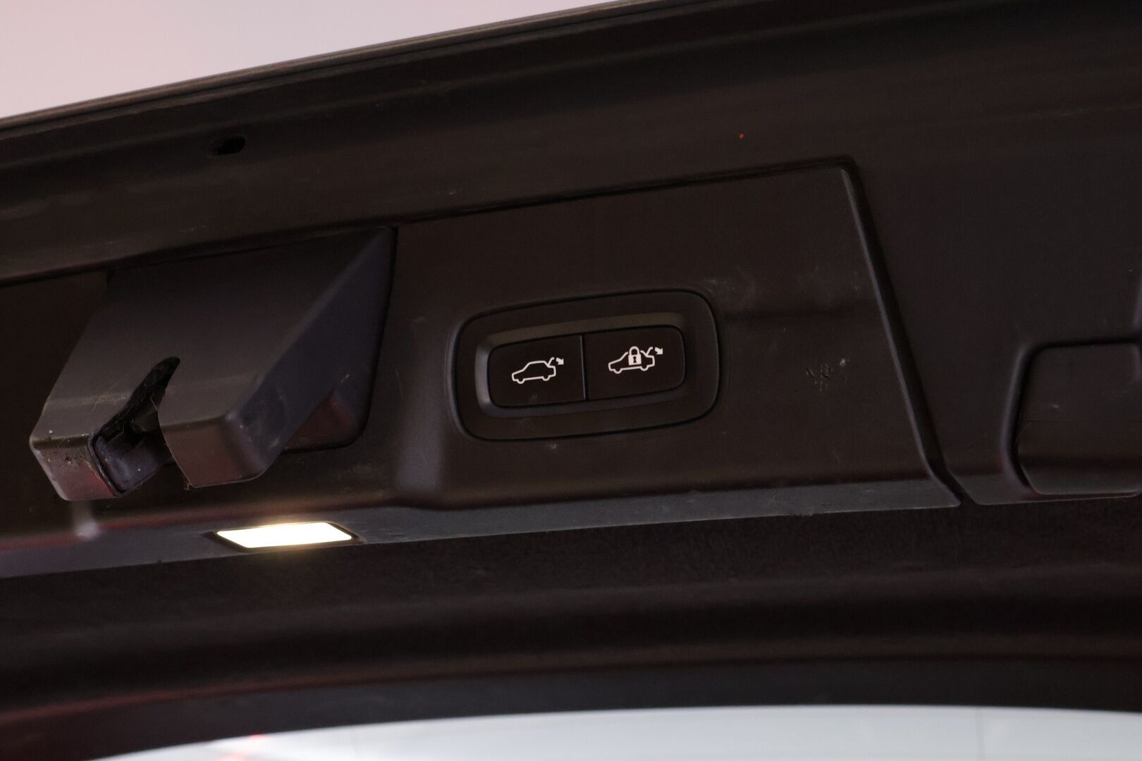 Volvo V90 Cross Country 2018 D4 AWD Business aut * Nahkapenkit / VOC / Blis / Adapt. vakkari / Koukku / Navi / Led * - Tilava perheauto / Taloudellinen / Mukavasti varusteltu / Jakopää 268tkm - Osta nyt, maksa vasta ensi vuonna