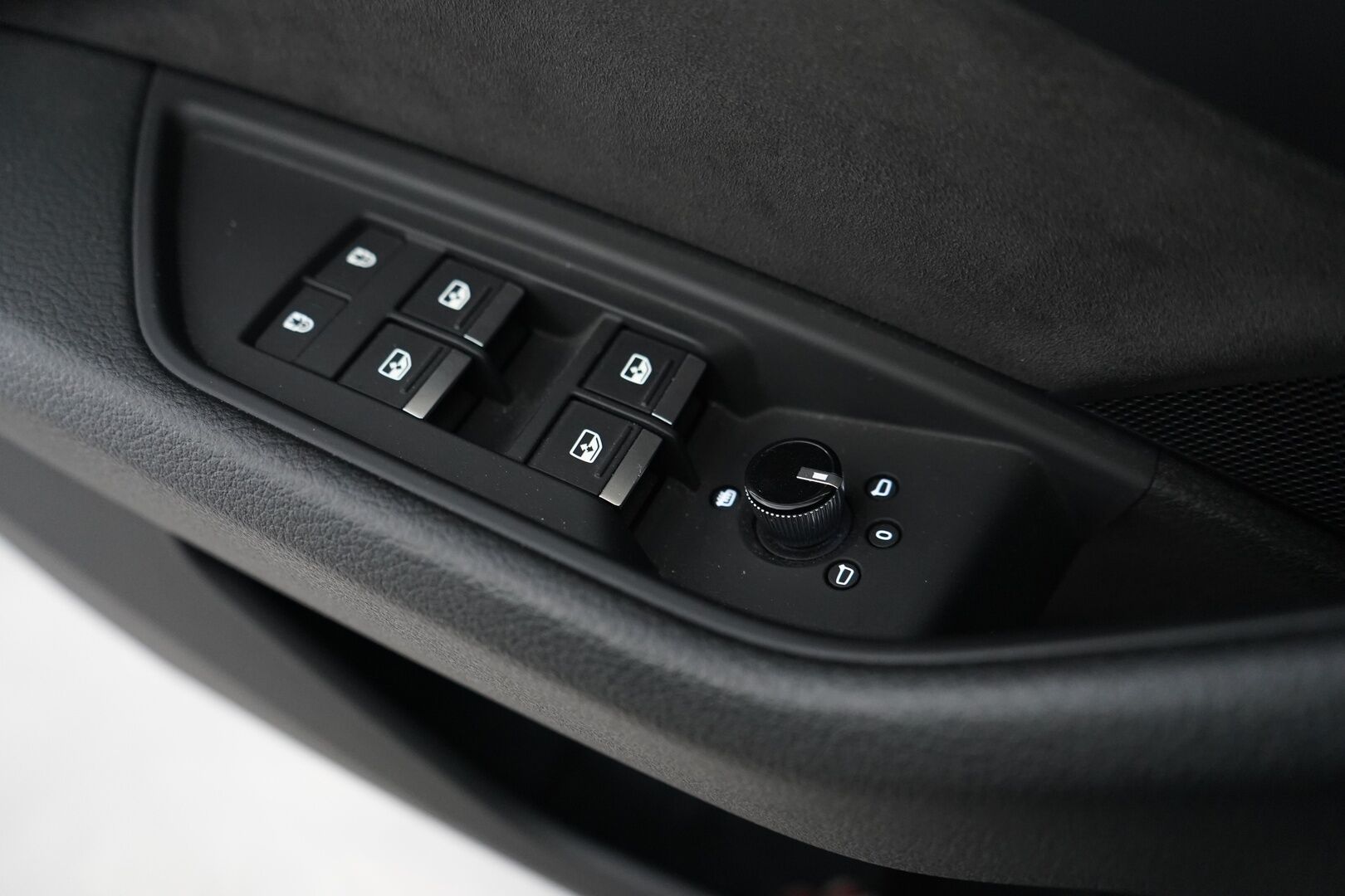 AUDI E-TRON 2020 55 Quattro *B&O / Navi / Koukku / Kamera / Sporttipenkit* - 3,99 % KORKOTARJOUS TÄHÄN AUTOON - Merkkihuoltohistoria / Viimeisin huolto 88tkm / Kahdet renkaat alumiinivanteilla