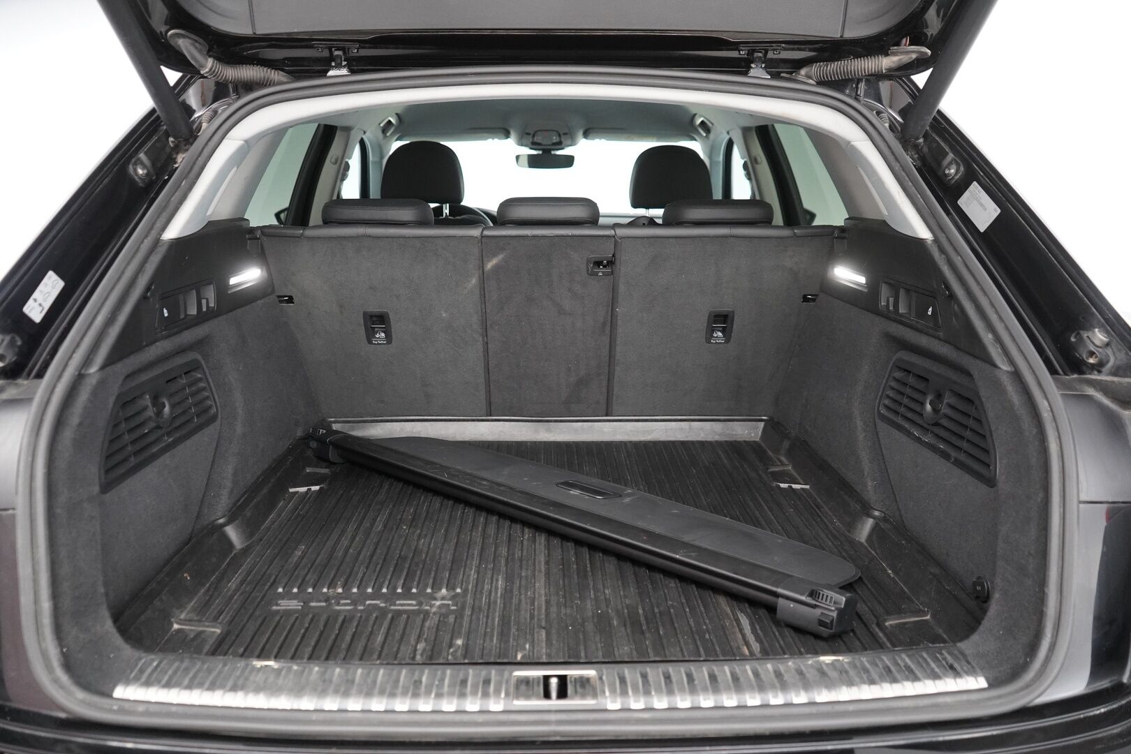 AUDI E-TRON 2020 55 Quattro *B&O / Navi / Koukku / Kamera / Sporttipenkit* - 3,99 % KORKOTARJOUS TÄHÄN AUTOON - Merkkihuoltohistoria / Viimeisin huolto 88tkm / Kahdet renkaat alumiinivanteilla