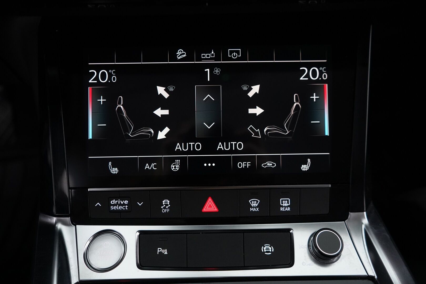 AUDI E-TRON 2020 55 Quattro *B&O / Navi / Koukku / Kamera / Sporttipenkit* - 3,99 % KORKOTARJOUS TÄHÄN AUTOON - Merkkihuoltohistoria / Viimeisin huolto 88tkm / Kahdet renkaat alumiinivanteilla