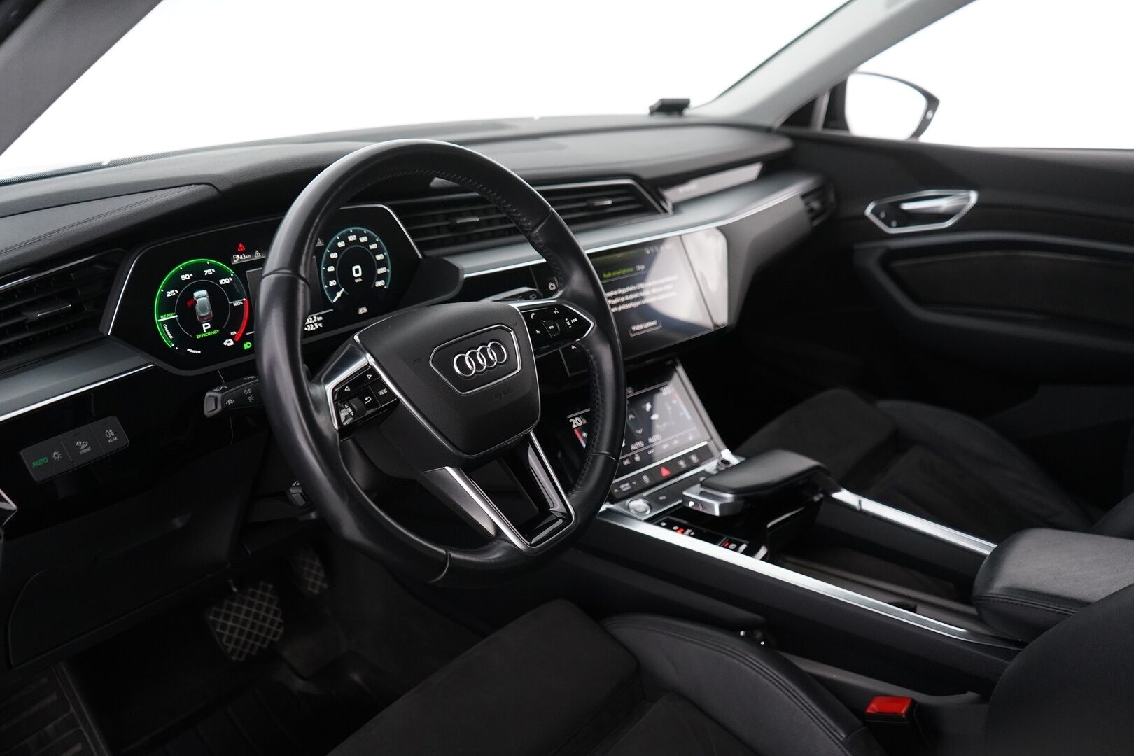 AUDI E-TRON 2020 55 Quattro *B&O / Navi / Koukku / Kamera / Sporttipenkit* - 3,99 % KORKOTARJOUS TÄHÄN AUTOON - Merkkihuoltohistoria / Viimeisin huolto 88tkm / Kahdet renkaat alumiinivanteilla