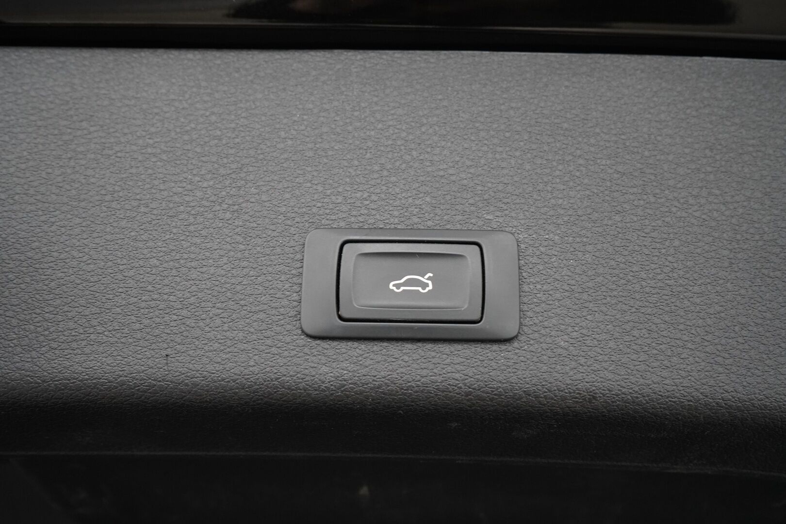 AUDI E-TRON 2020 55 Quattro *B&O / Navi / Koukku / Kamera / Sporttipenkit* - 3,99 % KORKOTARJOUS TÄHÄN AUTOON - Merkkihuoltohistoria / Viimeisin huolto 88tkm / Kahdet renkaat alumiinivanteilla