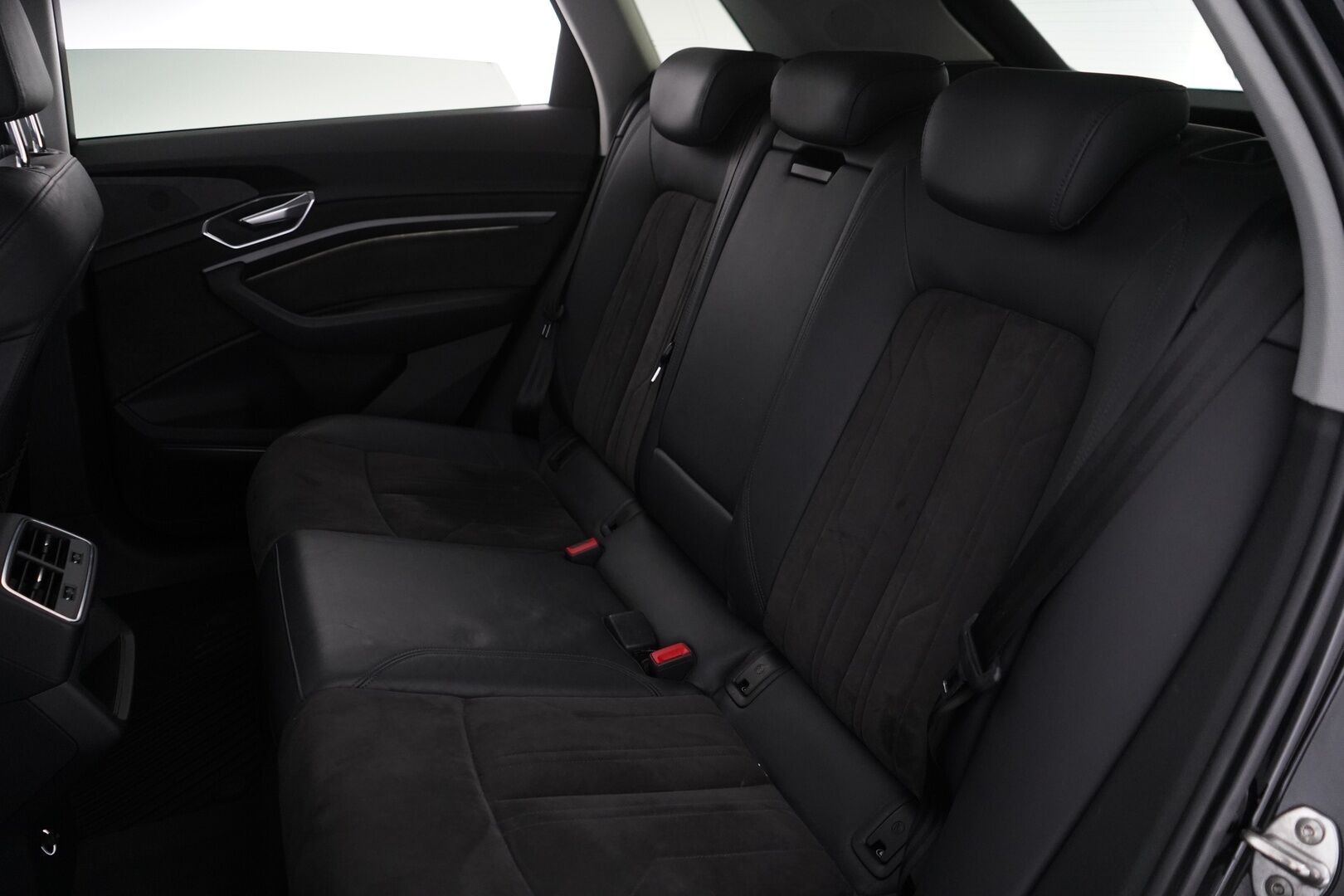 AUDI E-TRON 2020 55 Quattro *B&O / Navi / Koukku / Kamera / Sporttipenkit* - 3,99 % KORKOTARJOUS TÄHÄN AUTOON - Merkkihuoltohistoria / Viimeisin huolto 88tkm / Kahdet renkaat alumiinivanteilla