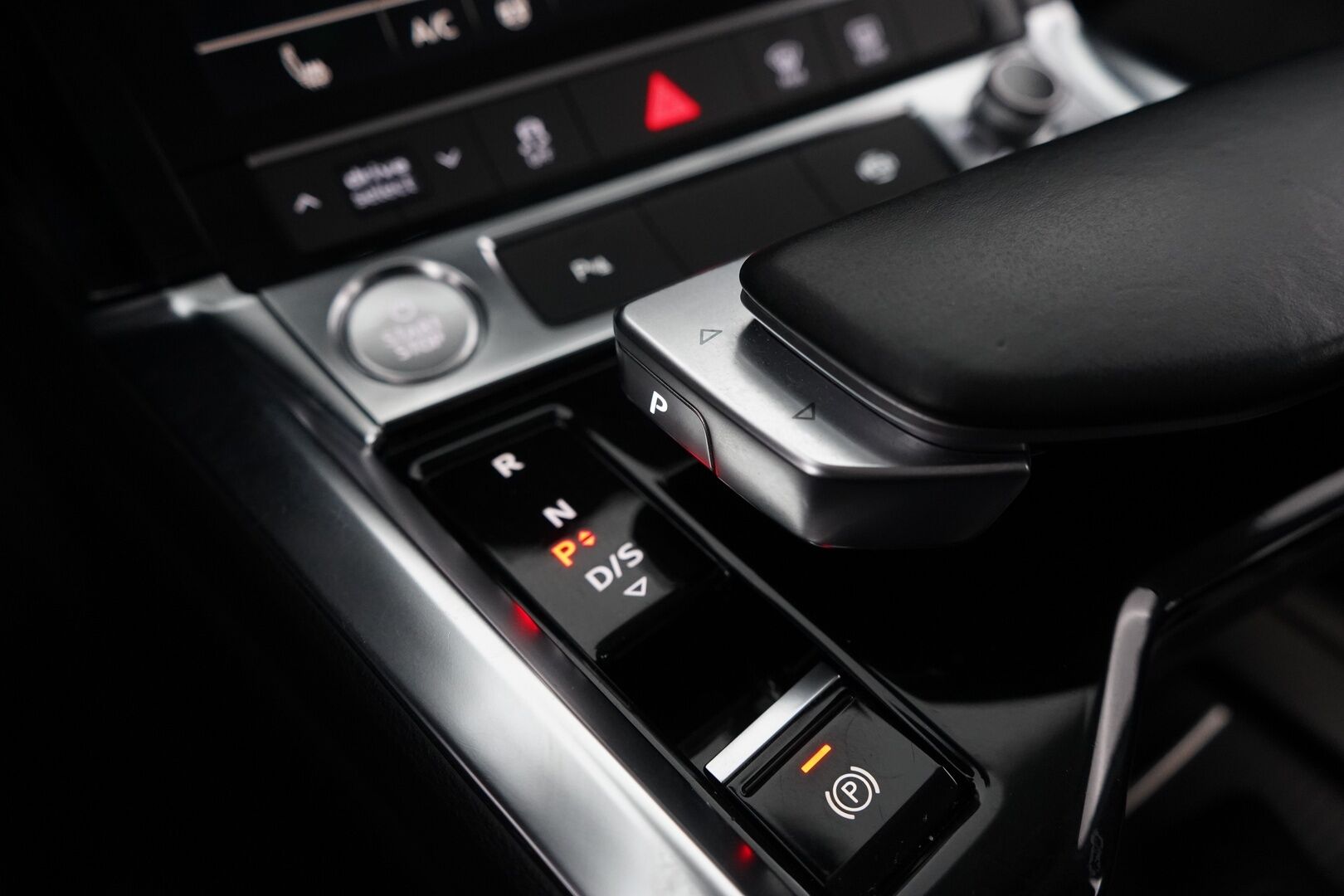 AUDI E-TRON 2020 55 Quattro *B&O / Navi / Koukku / Kamera / Sporttipenkit* - 3,99 % KORKOTARJOUS TÄHÄN AUTOON - Merkkihuoltohistoria / Viimeisin huolto 88tkm / Kahdet renkaat alumiinivanteilla