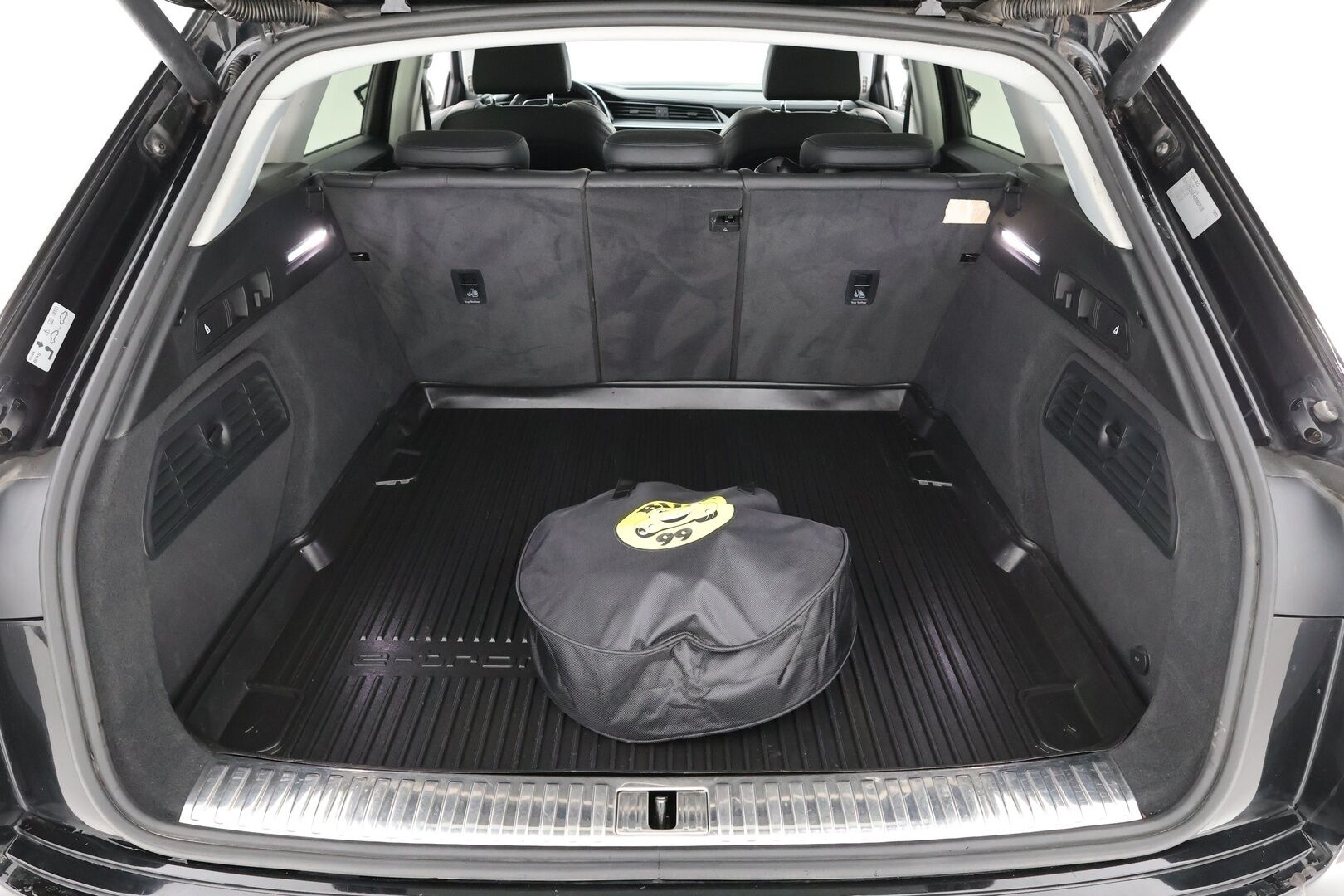 AUDI E-TRON 2020 55 Quattro - 3,99 % KORKOTARJOUS TÄHÄN AUTOON - Koukku / Bang&Olufsen / Sporttipenkit / Navi / Peruutuskamera