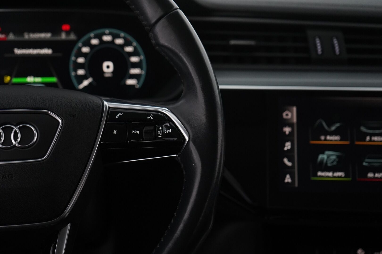 AUDI E-TRON 2020 55 Quattro *B&O / Navi / Koukku / Kamera / Sporttipenkit* - Merkkihuoltohistoria / Viimeisin huolto 88tkm / Kahdet renkaat alumiinivanteilla