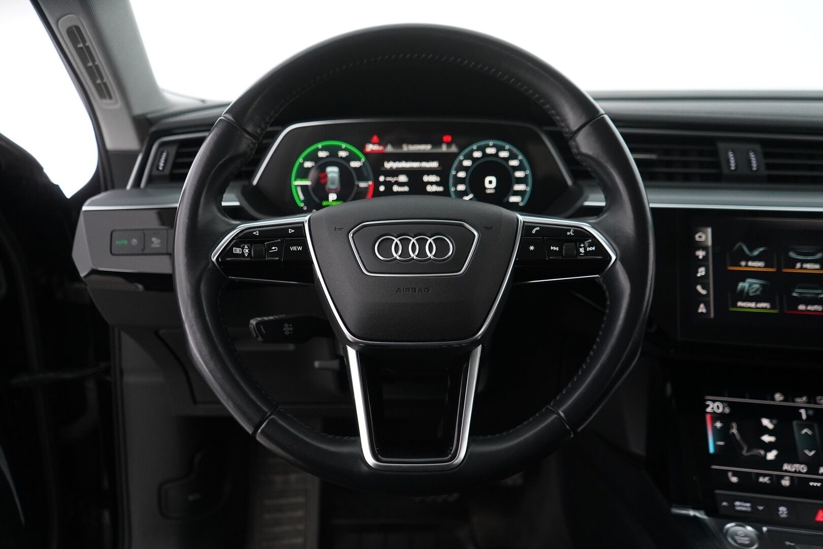 AUDI E-TRON 2020 55 Quattro *B&O / Navi / Koukku / Kamera / Sporttipenkit* - 3,99 % KORKOTARJOUS TÄHÄN AUTOON - Merkkihuoltohistoria / Viimeisin huolto 88tkm / Kahdet renkaat alumiinivanteilla